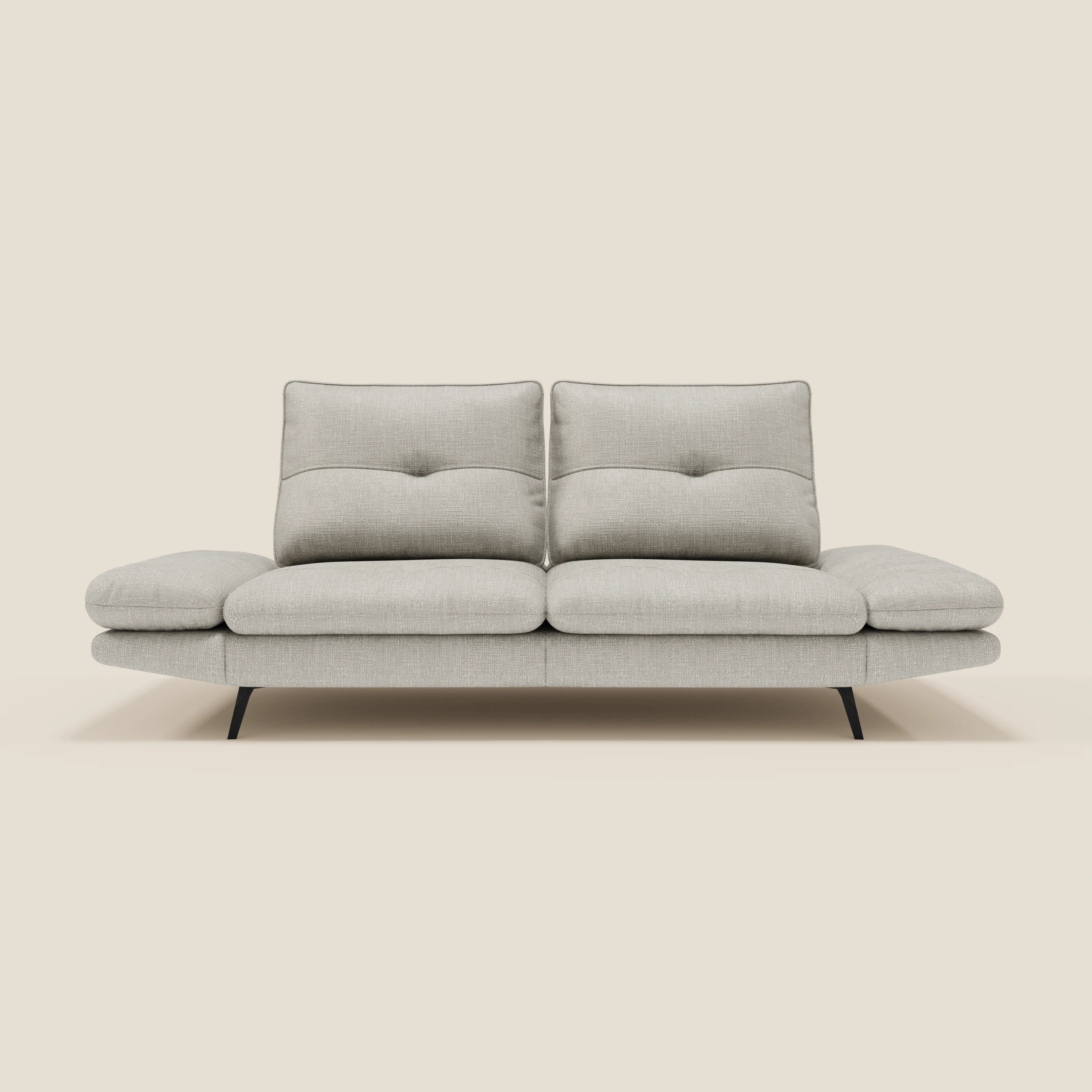 Ardex Divano 3 posti di Divani.Store è caratterizzato da schienali e braccioli regolabili in morbido tessuto impermeabile T06 grigio chiaro, due cuscini di seduta, schienali morbidi e gambe basse nere, perfette per un comfort elegante.