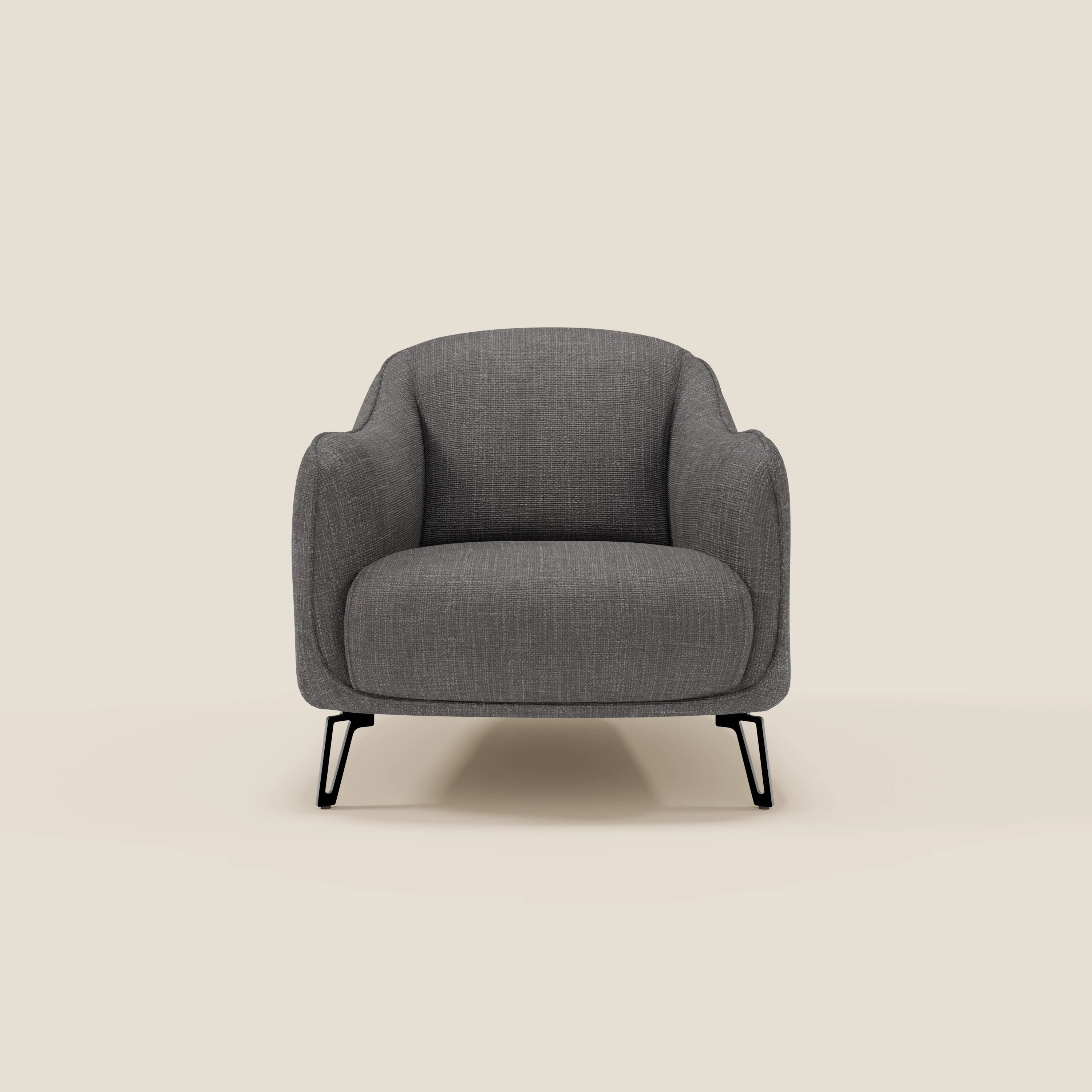 Centrata su uno sfondo beige, Avela Poltroncina di Divani.Store vanta braccioli curvi, un'ampia seduta imbottita e gambe in metallo nero. Il suo comfort senza tempo è esaltato dal morbido tessuto impermeabile T06 antracite, per un look elegante.