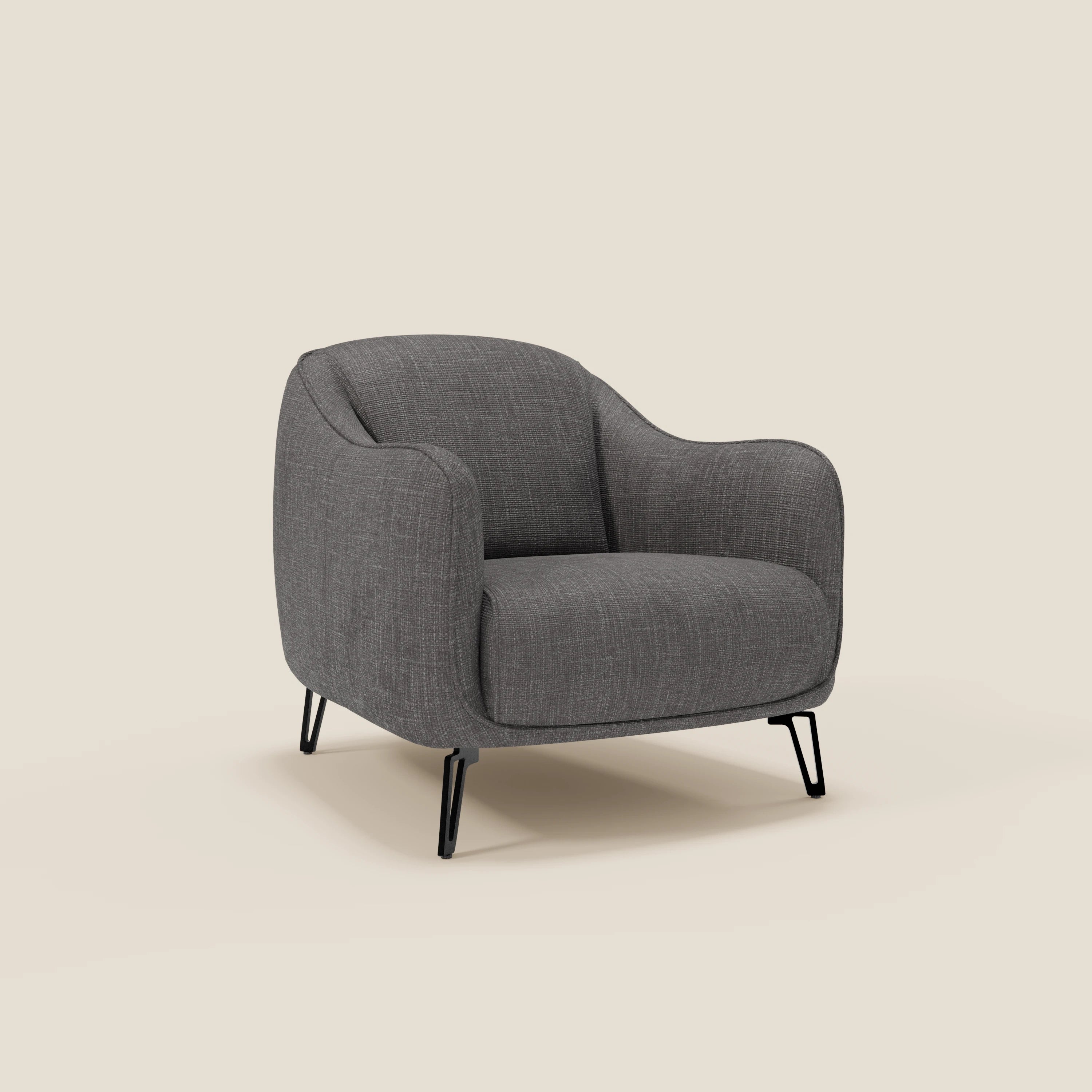 L'Avela Poltroncina di Divani.Store è caratterizzata da un comfort senza tempo, grazie al morbido tessuto impermeabile T06 antracite con bordi arrotondati e imbottitura soffice, su quattro sottili gambe in metallo nero, su uno sfondo beige chiaro.