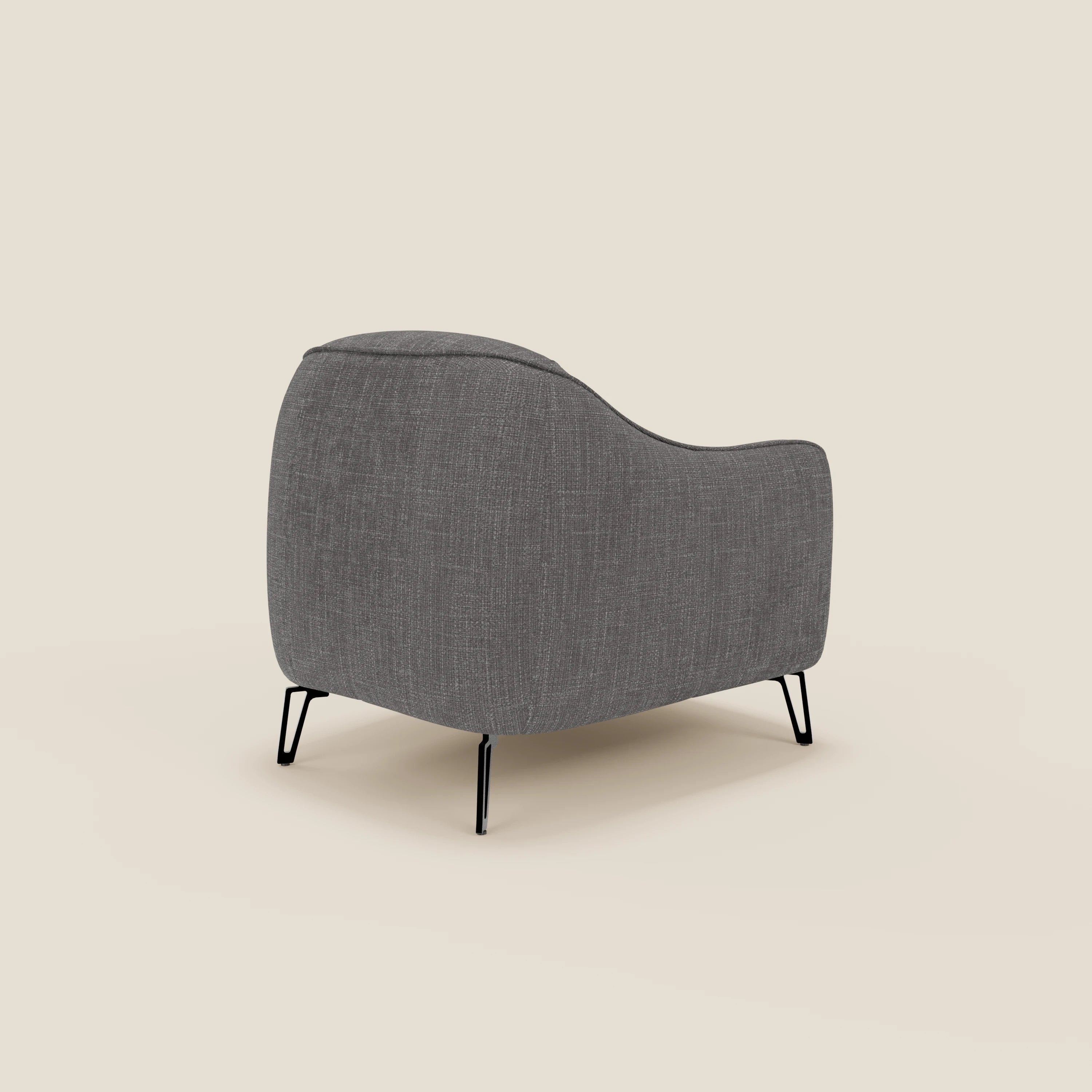 La poltroncina Avela di Divani.Store, in morbido tessuto impermeabile T06 antracite, presenta un design elegante con profili arrotondati e gambe nere sottili, evidenziato da un angolo per evidenziare la sua forma curva e rivestimento testurizzato.