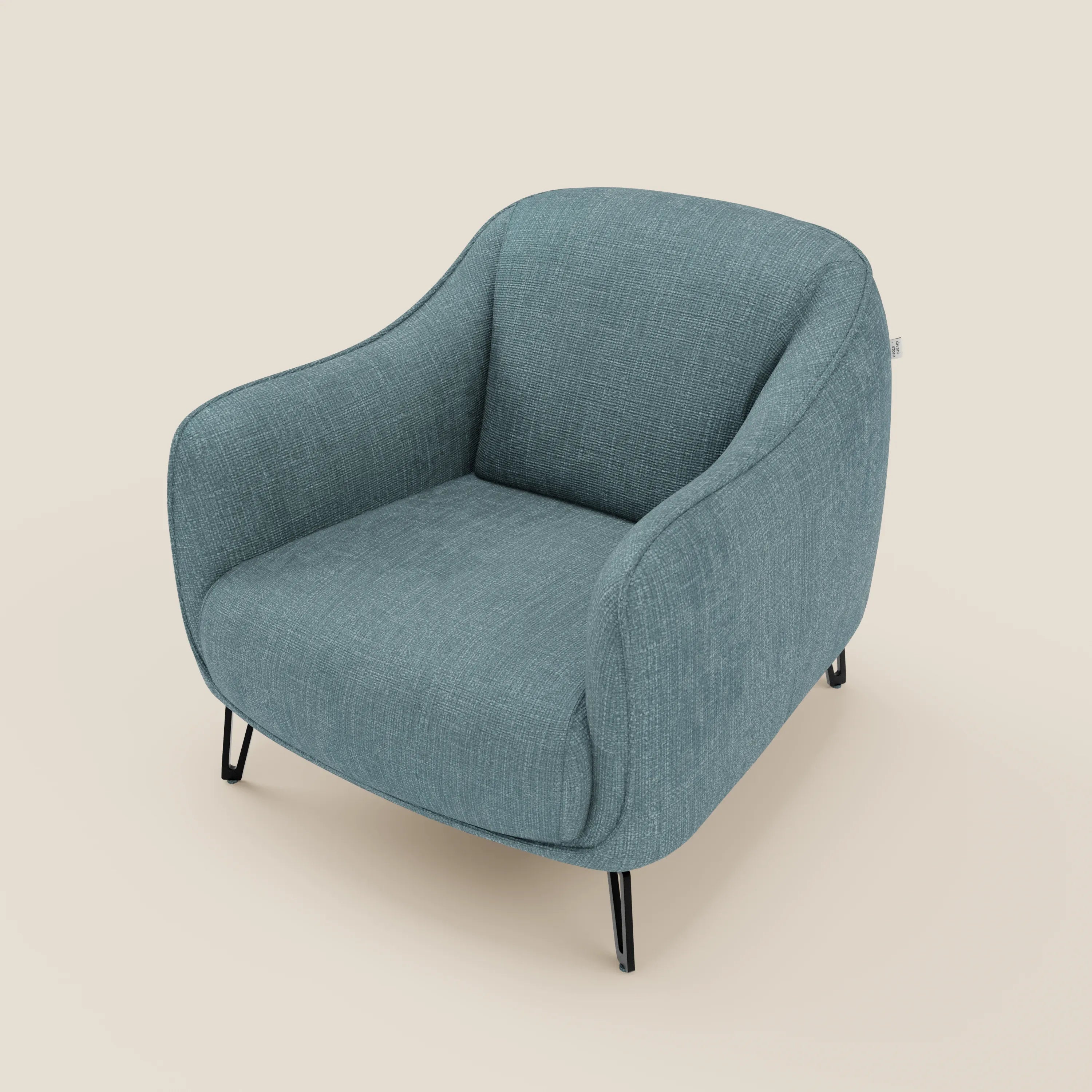 La poltroncina Avela di Divani.Store è caratterizzata da un design senza tempo con bordi morbidi e arrotondati, ampia seduta, braccioli delicatamente curvati, sottili gambe in metallo nero e rivestimento in tessuto impermeabile T06 azzurro. Su uno sfondo beige chiaro.