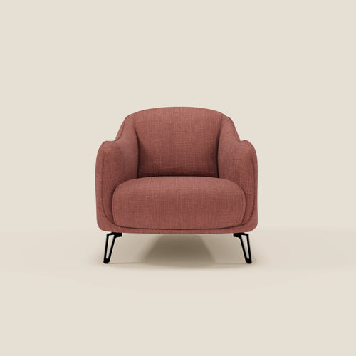 Vista frontale di Avela Poltroncina di Divani.Store, in morbido tessuto impermeabile T06 corallo, con braccioli curvi e gambe in metallo nero. Questo design moderno offre un comfort senza tempo su un semplice sfondo beige.