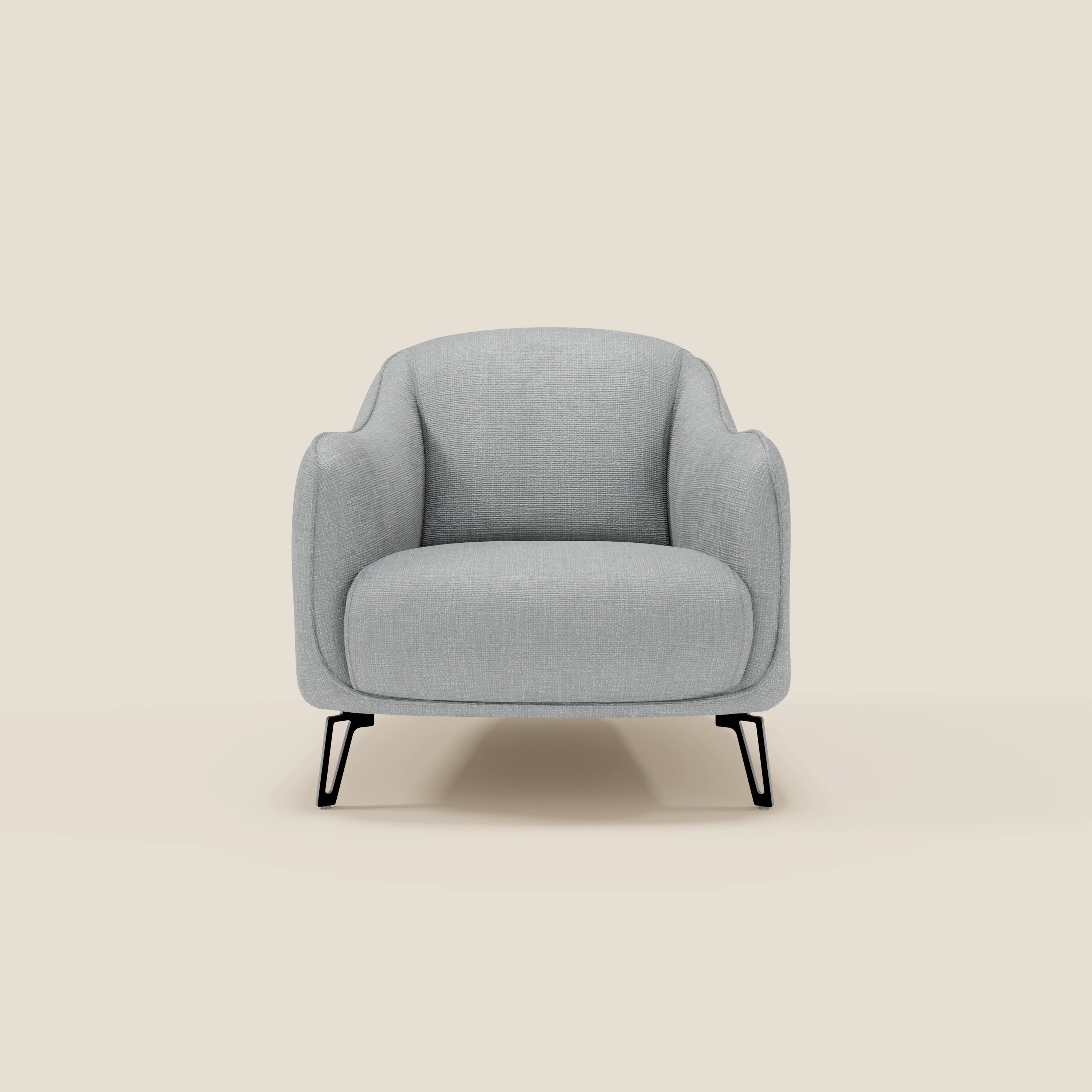 La Poltroncina Avela di Divani.Store, in morbido tessuto impermeabile T06 ghiaccio, ha bordi arrotondati, gambe in metallo nero, seduta imbottita, schienale curvo e braccioli leggermente svasati su sfondo beige.