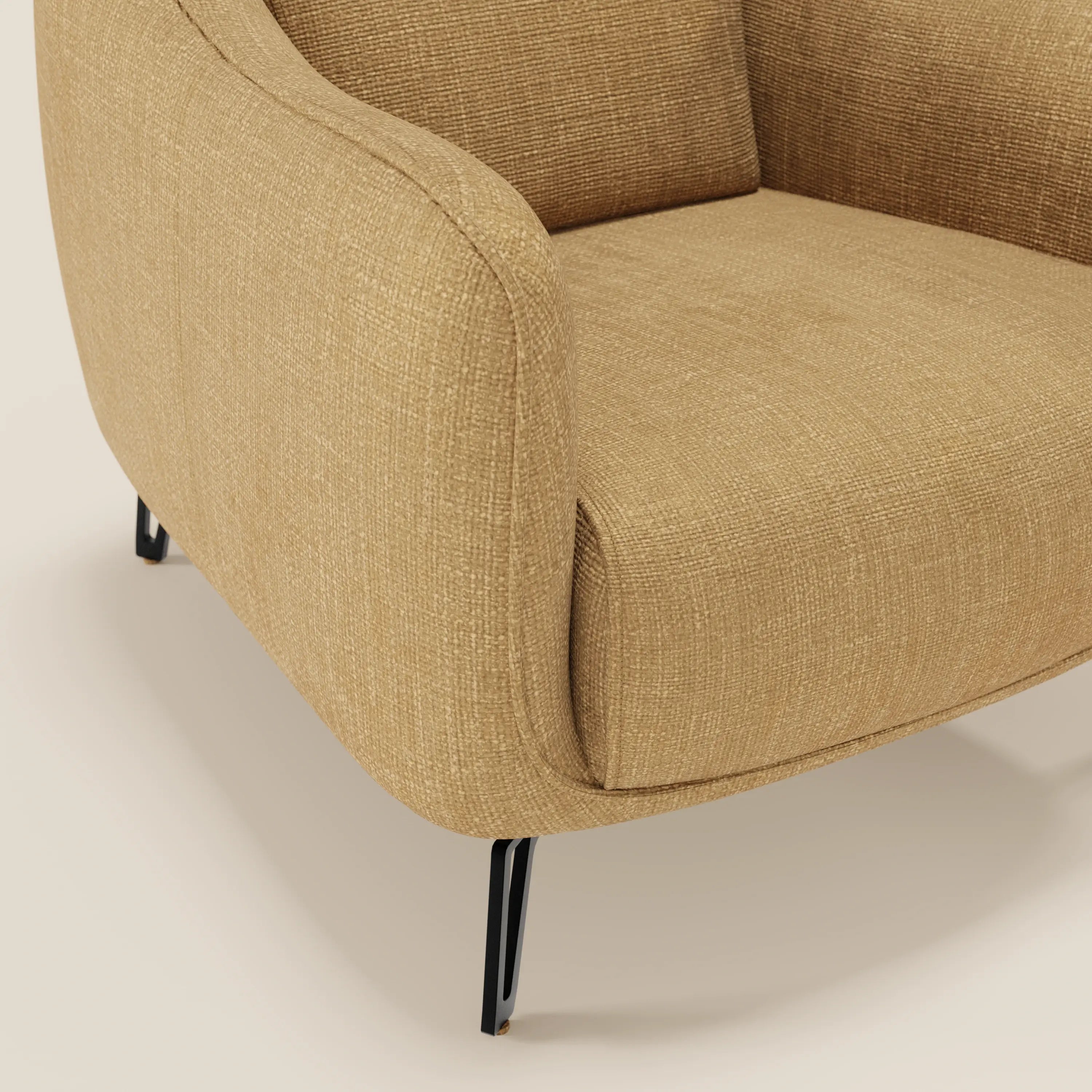 Primo piano di Avela Poltroncina di Divani.Store, un'elegante sedia moderna in morbido tessuto impermeabile giallo T06 con bordi arrotondati e sottili gambe in metallo nero. Sono mostrati solo parte della seduta, dello schienale e delle due gambe.