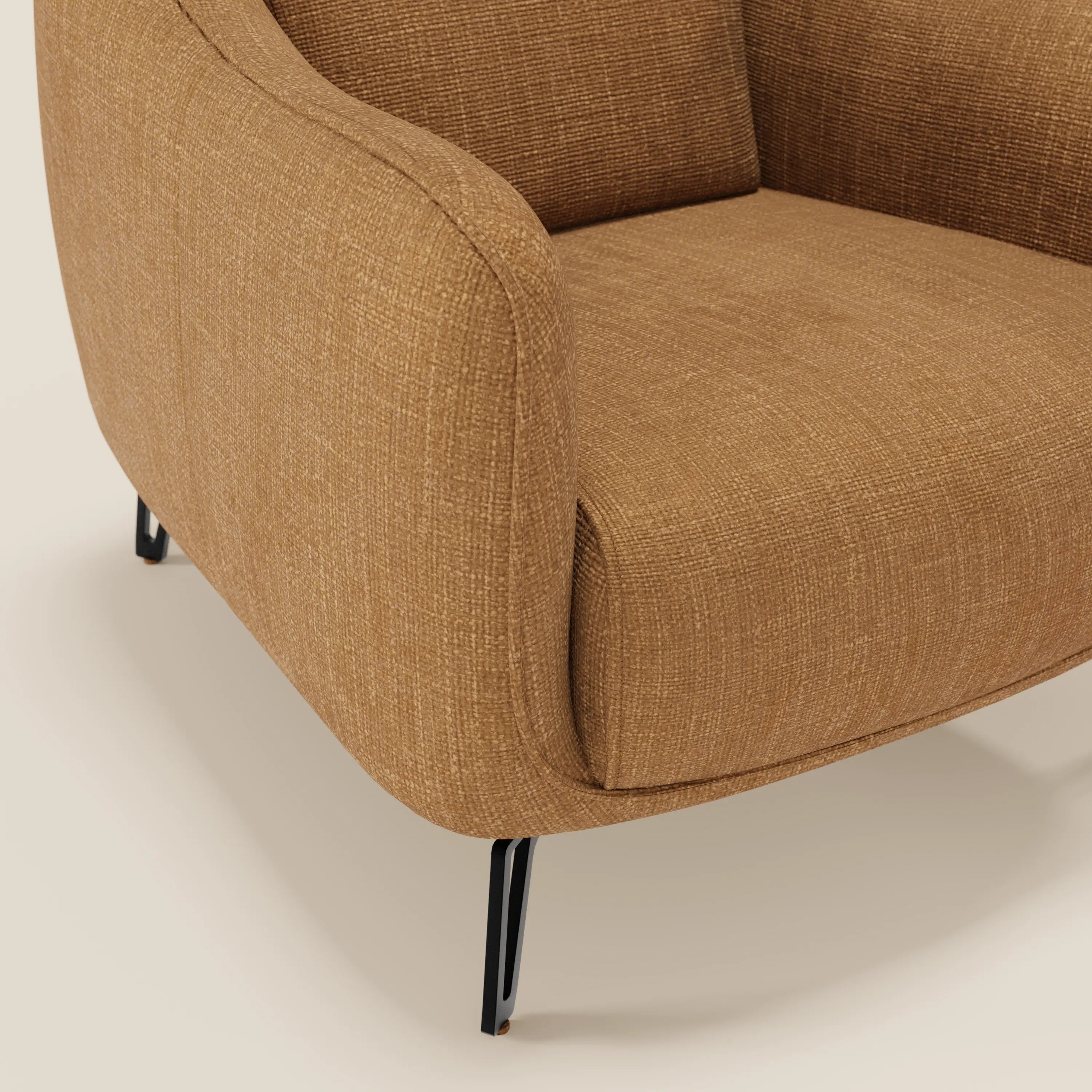 Primo piano di Avela Poltroncina di Divani.Store, una sedia dal comfort senza tempo in morbido tessuto impermeabile T06 ocra, con braccioli delicatamente curvati e sottili gambe in metallo nero, su uno sfondo bianco sporco.