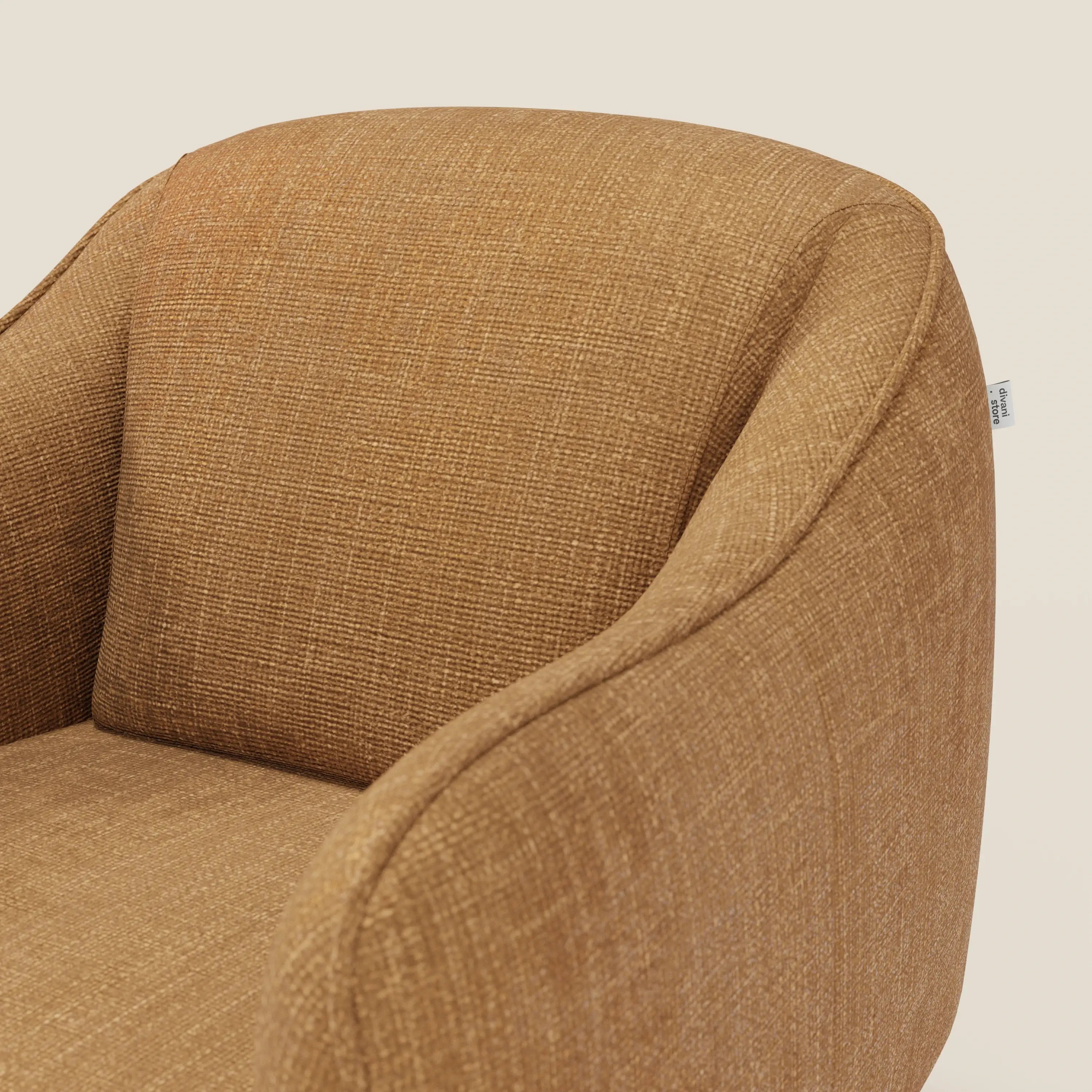 Primo piano di Avela Poltroncina di Divani.Store, caratterizzata da un comfort senza tempo in un tessuto morbido e impermeabile T06 ocra. Lo schienale curvo e i braccioli arrotondati aggiungono comfort su uno sfondo beige chiaro.