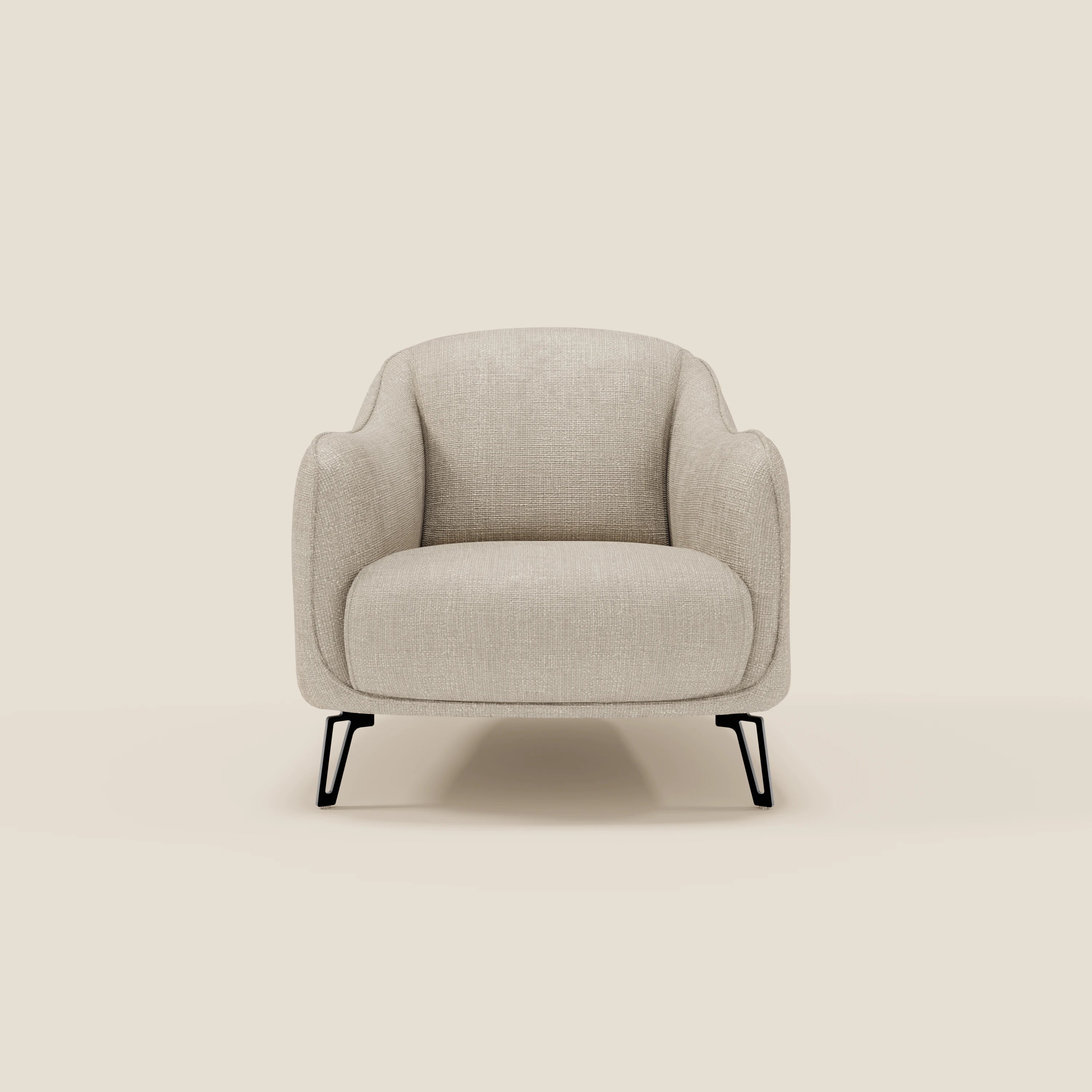 L'Avela Poltroncina di Divani.Store è caratterizzata da un comfort senza tempo in morbido tessuto impermeabile T06 panna con braccioli curvi, schienale arrotondato e sottili gambe in metallo nero per un look accogliente e minimalista.