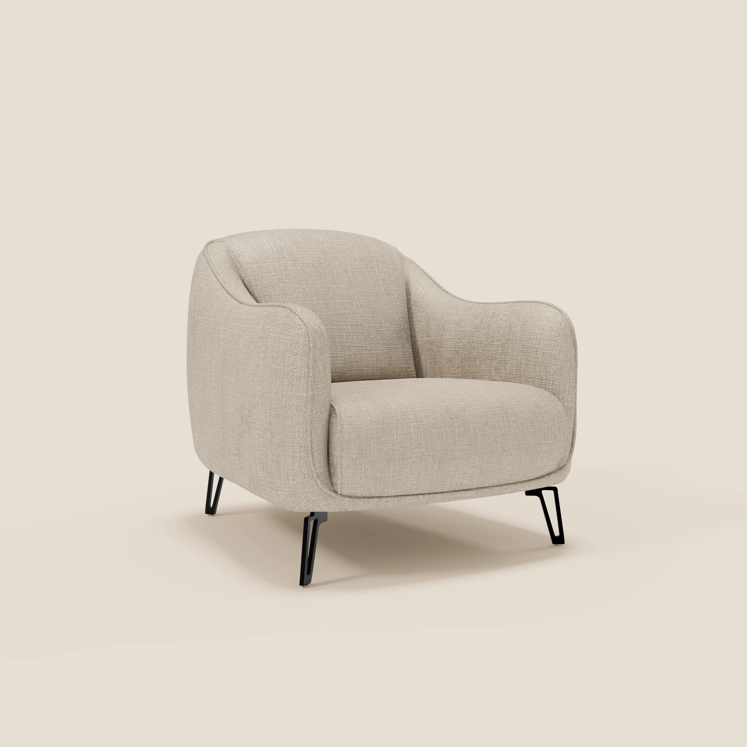 Avela Poltroncina di Divani.Store è caratterizzata da un comfort senza tempo in morbido tessuto panna T06 impermeabile, con bordi arrotondati, una seduta profonda, braccioli curvi e quattro sottili gambe in metallo nero su uno sfondo chiaro.