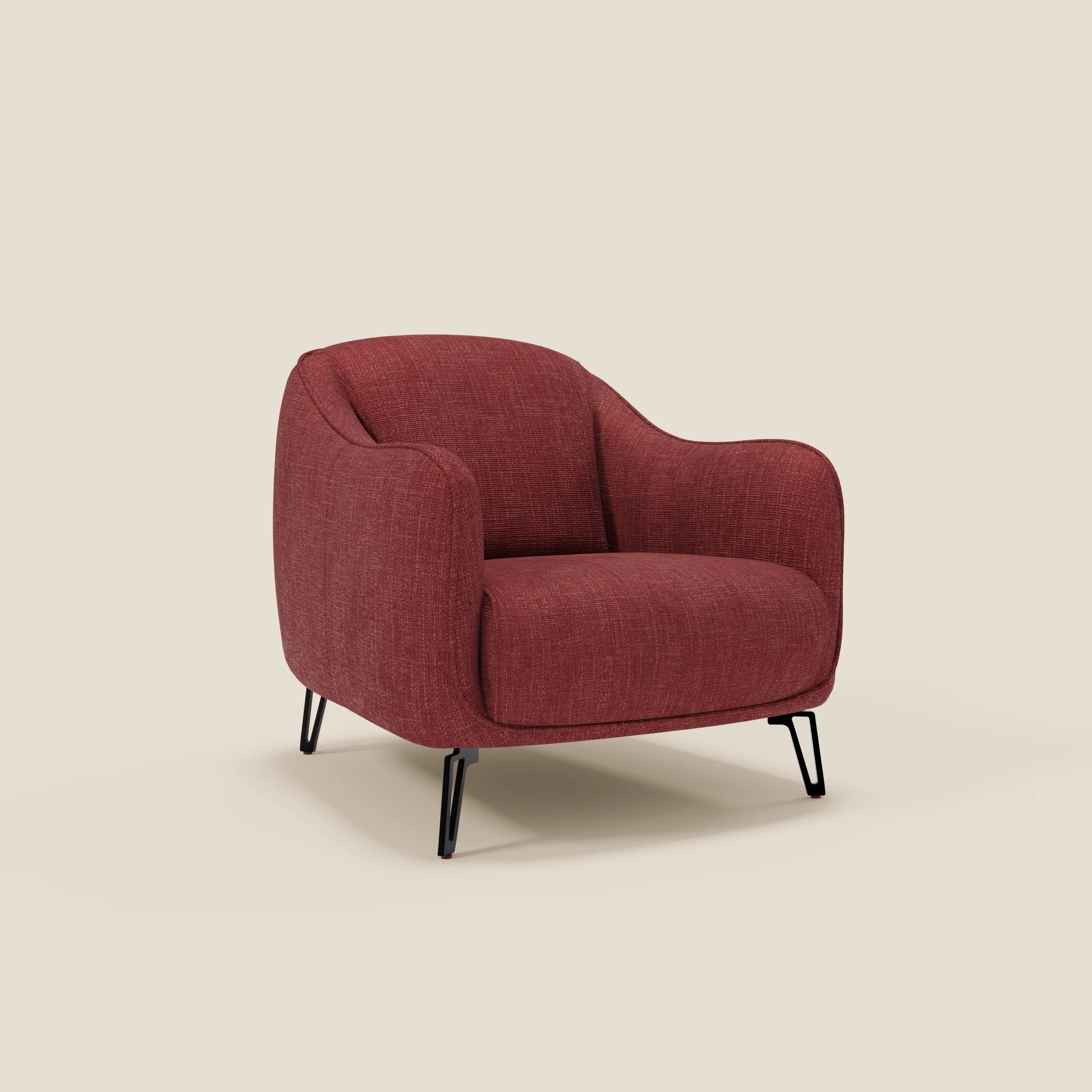Avela Poltroncina di Divani.Store è caratterizzata da braccioli curvi e da una seduta in tessuto impermeabile T06 rosso intenso, appoggiata su sottili gambe in metallo nero su uno sfondo beige chiaro.