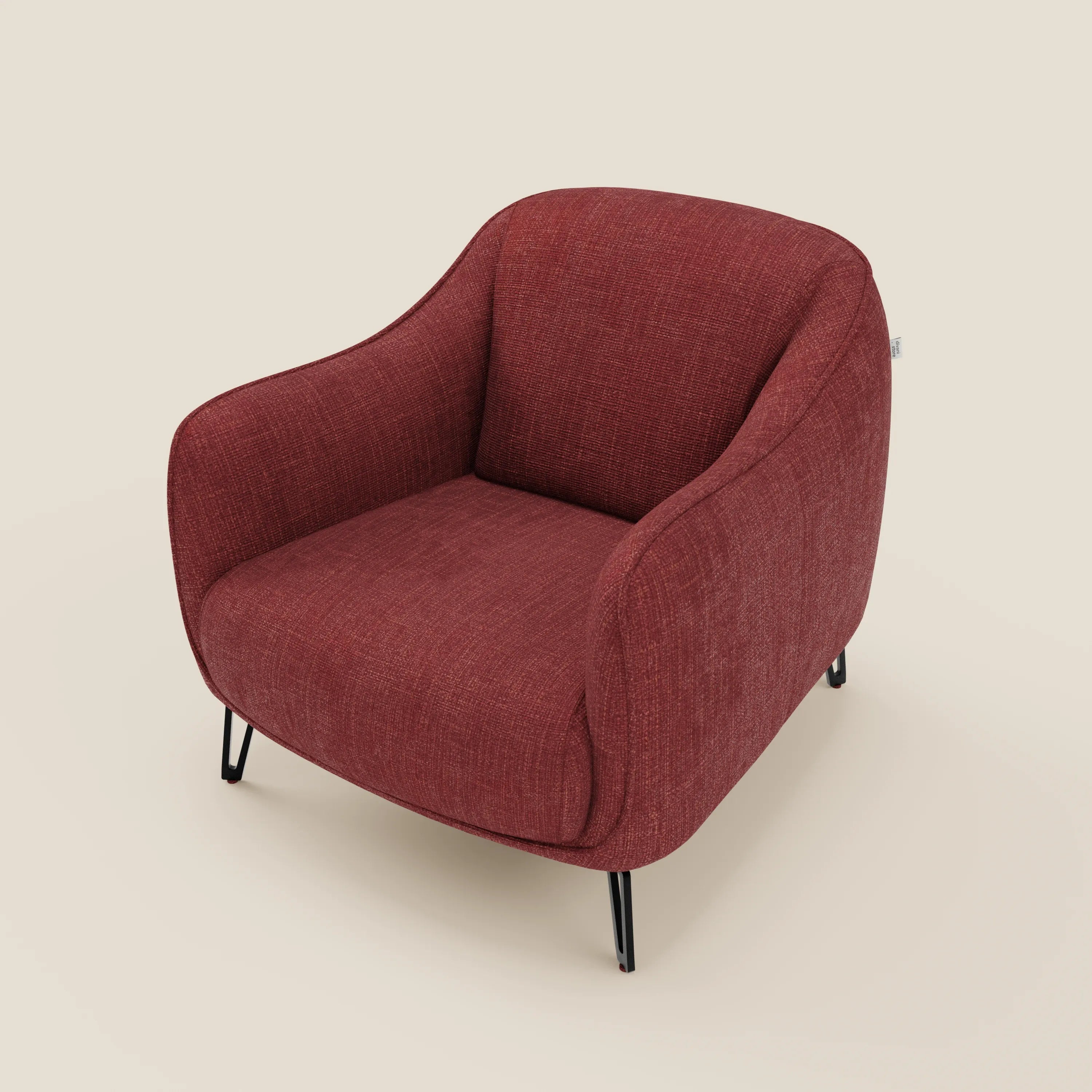 L'Avela Poltroncina di Divani.Store è caratterizzata da un comfort senza tempo in morbido tessuto rosso T06 resistente all'acqua, con bordi arrotondati, ampi braccioli e sottili gambe in metallo nero per un look moderno di grande impatto su uno sfondo beige chiaro.