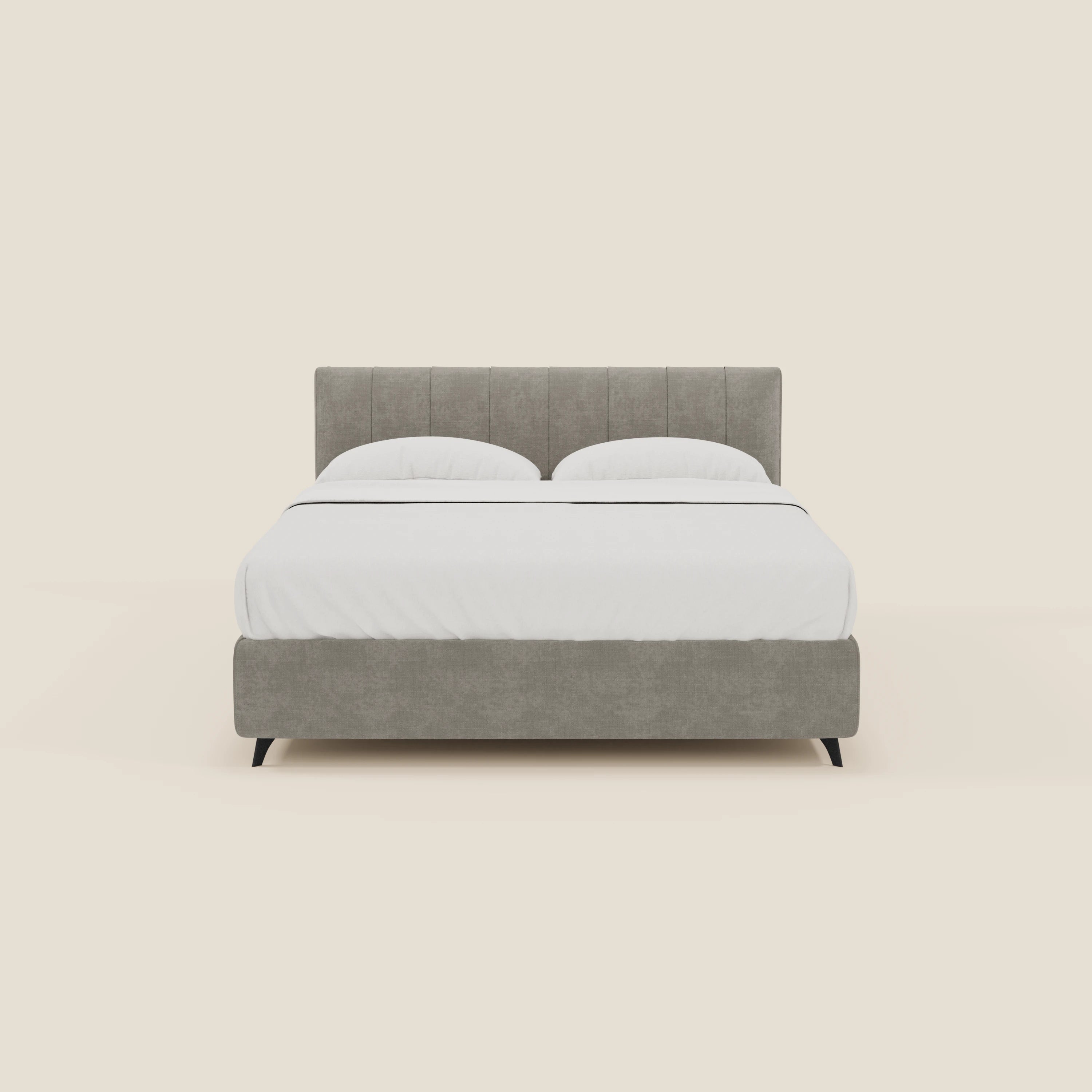 Il letto contenitore Bogart Edizione Grande Fratello di Letti.store ha un rivestimento sfoderabile e antimacchia in tessuto T22 grigio chiaro, cuciture verticali sulla testata e sulla base imbottite, gambe corte nere ed è abbinato a una biancheria da letto bianca e due cuscini.