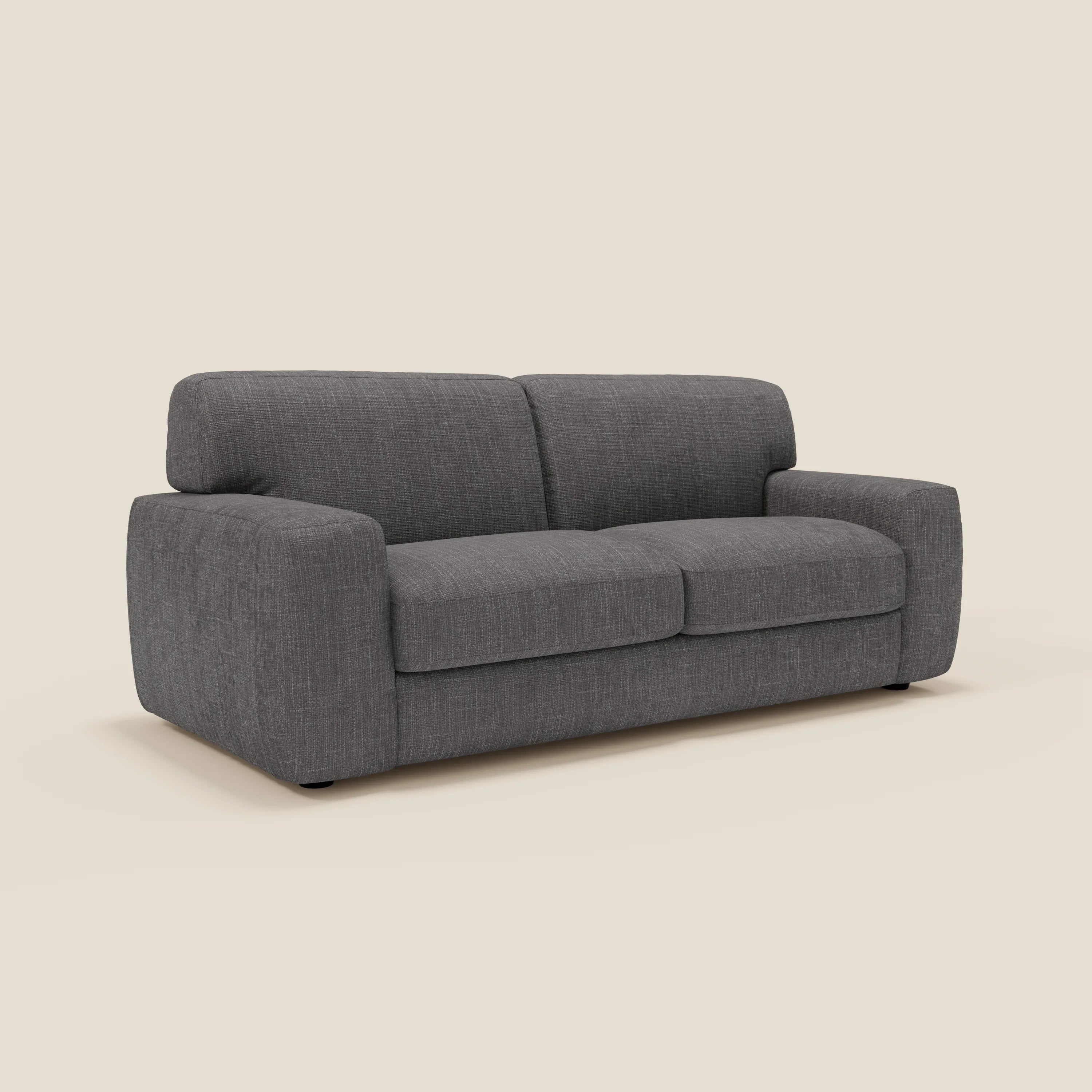 Il letto materasso Cloud Divano H17 cm di Divani.Store è caratterizzato da un tessuto morbido e impermeabile T06 antracite, ampi braccioli e cuscini morbidi in un design squadrato e minimalista che può ospitare 2-3 persone, su uno sfondo bianco sporco.