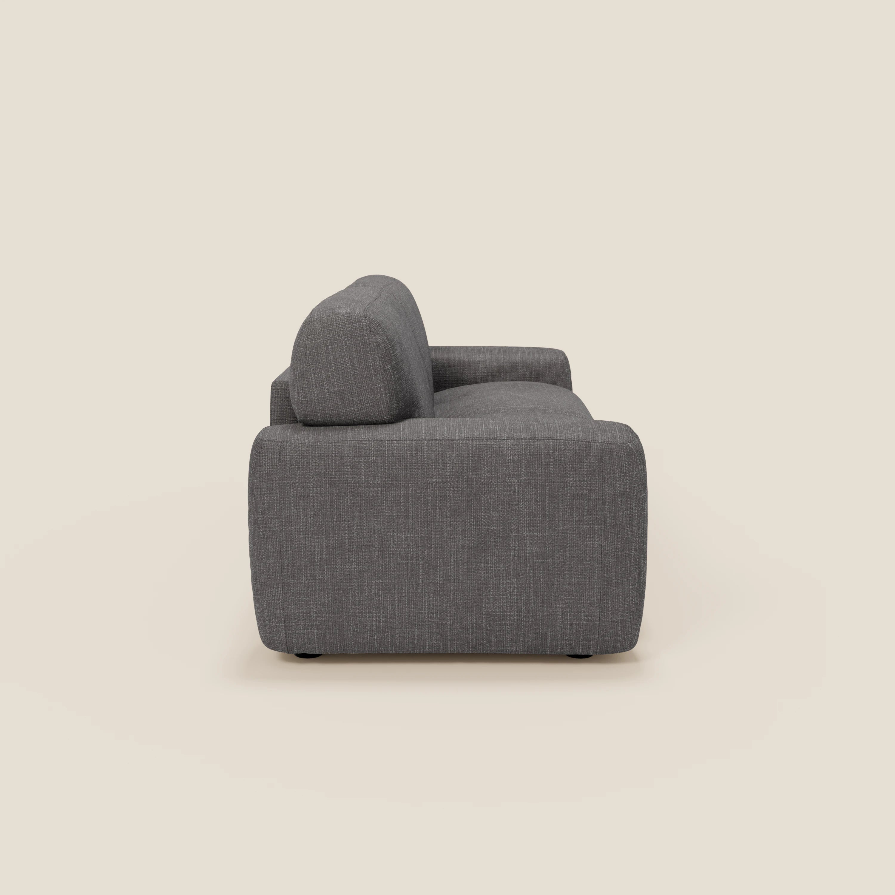 Il letto materasso Cloud Divano H17 cm di Divani.Store, in tessuto impermeabile T06 antracite, è caratterizzato da morbidi cuscini e moderni bordi arrotondati, presentati lateralmente su uno sfondo beige chiaro per un comfort quotidiano.