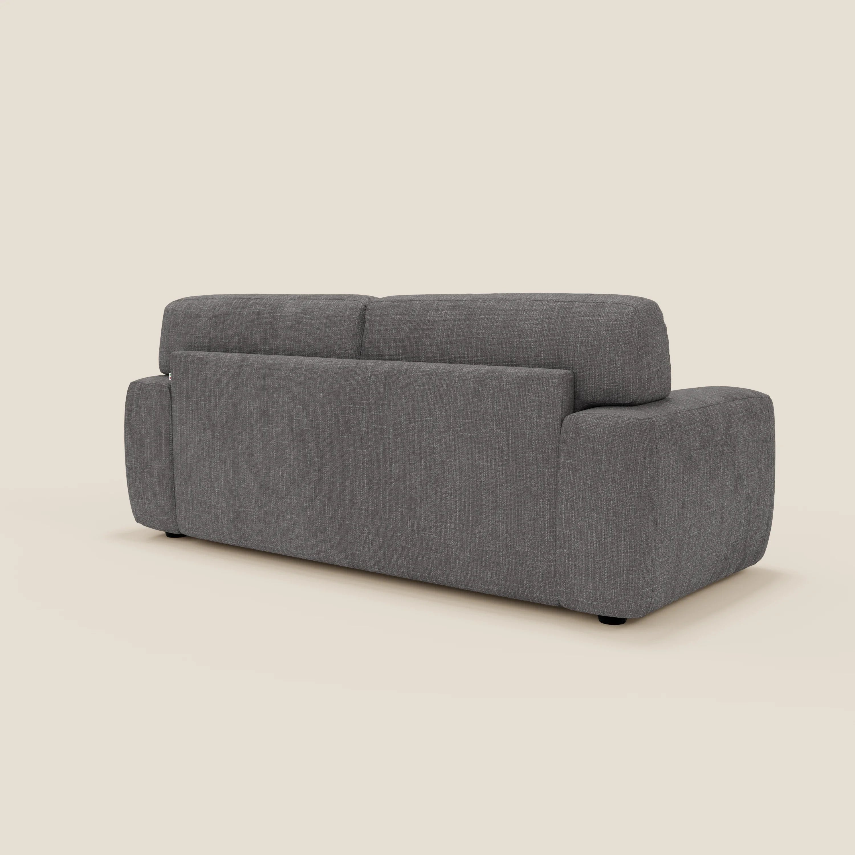 Il letto materasso Cloud Divano H17 cm di Divani.Store, in tessuto impermeabile T06 antracite, è caratterizzato da un design moderno con schienale basso e largo e braccioli spessi. Le sue linee pulite e il suo stile compatto risaltano sullo sfondo beige.