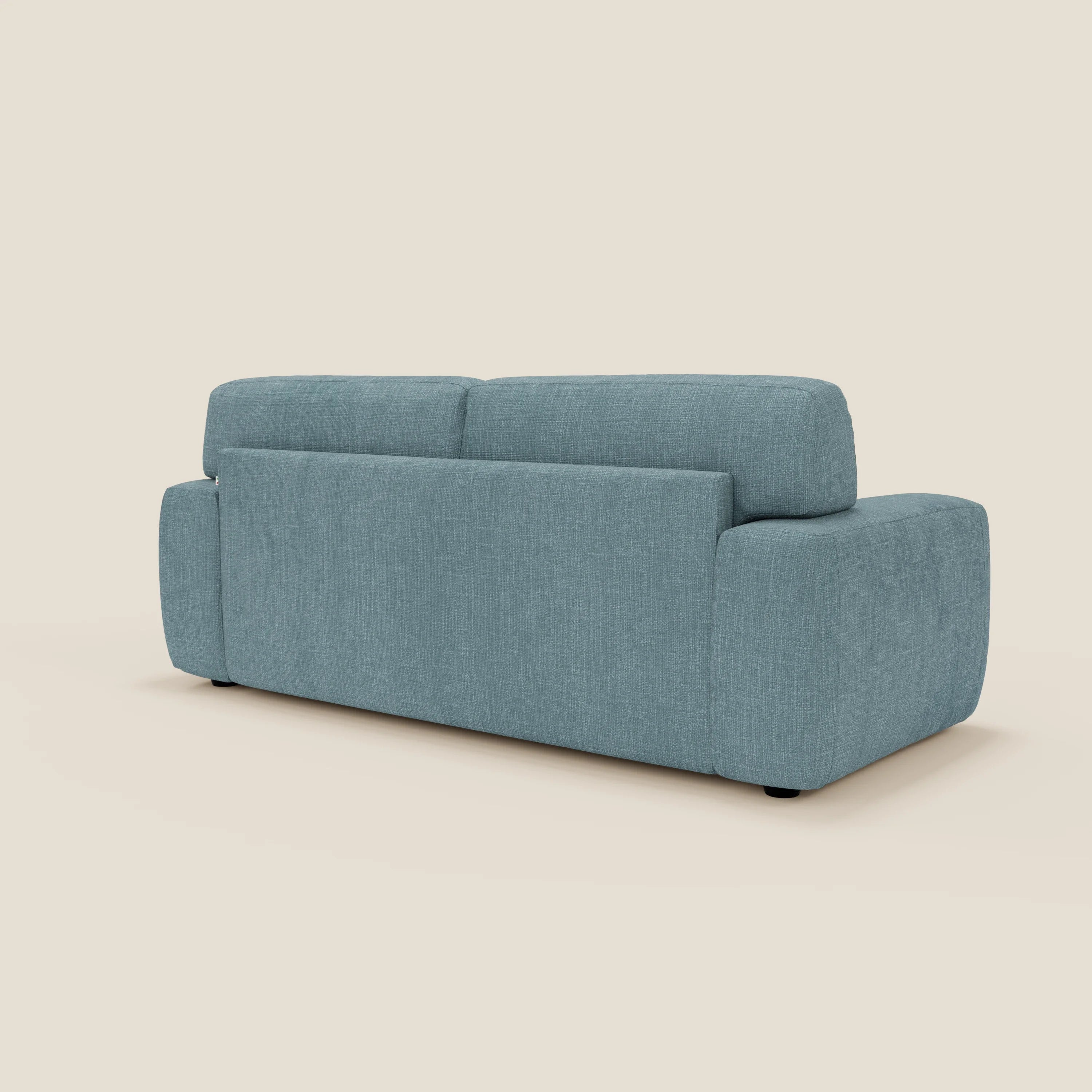 Il letto materasso Cloud Divano H17 cm di Divani.Store è presentato dal retro in tessuto impermeabile T06 azzurro, caratterizzato da morbidi cuscini, schienale basso e ampi braccioli: il comfort quotidiano perfetto per spazi minimalisti.