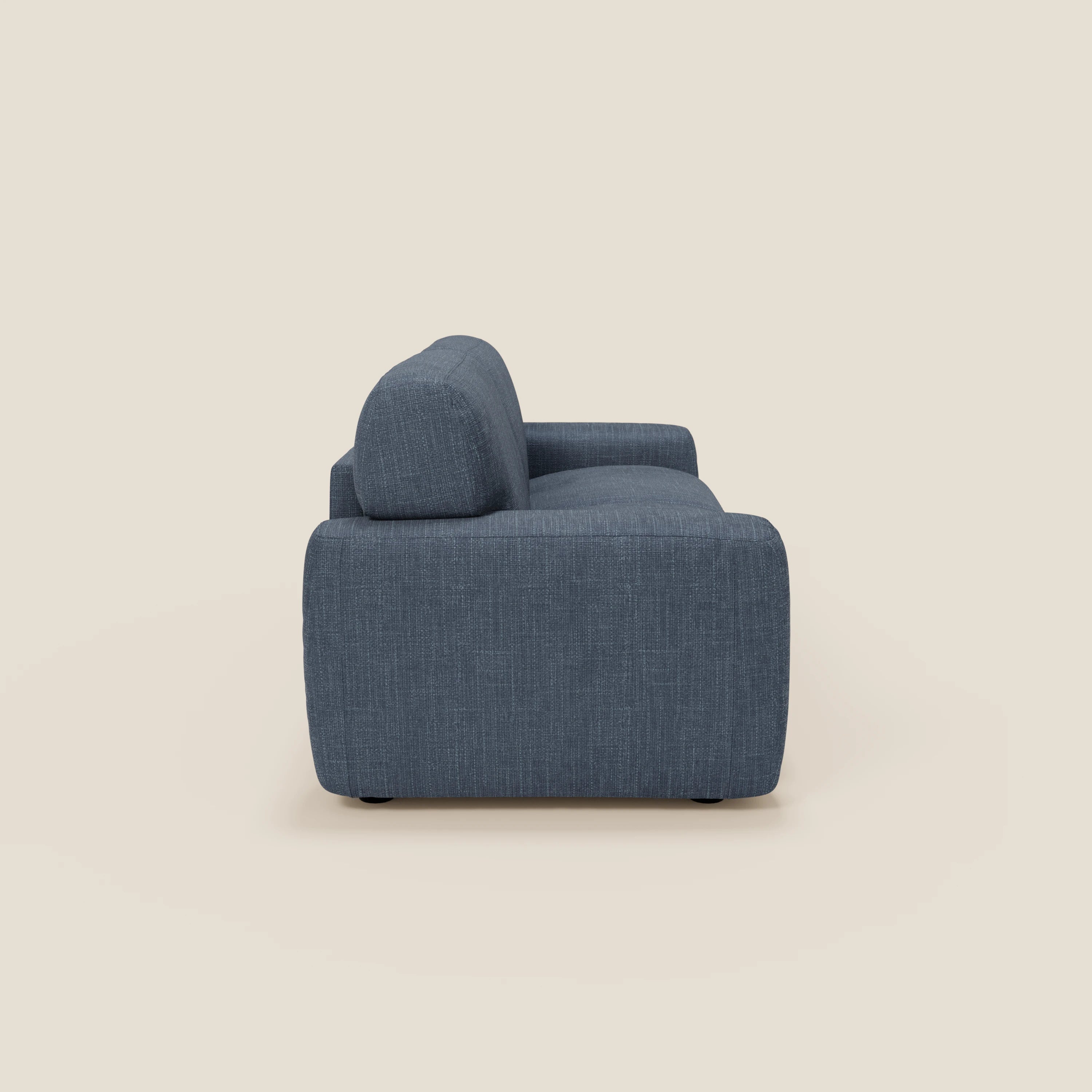 Il letto materasso Cloud Divano H17 cm di Divani.Store è presentato lateralmente in tessuto impermeabile blu T06, con morbidi cuscini, bordi arrotondati, schienale morbido, cuscino di seduta spesso e bracciolo leggermente curvo su sfondo beige.