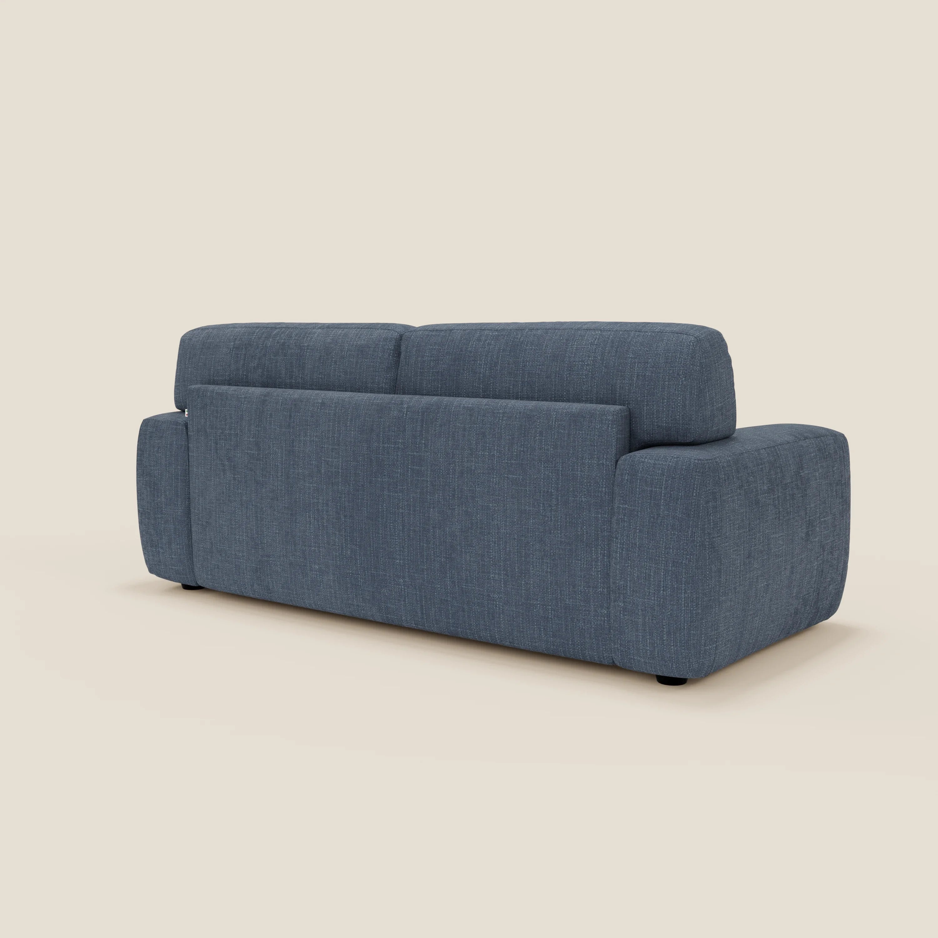 Il divano letto materasso Cloud Divano H17 cm di Divani.Store è presentato nella parte posteriore, con morbidi cuscini, ampi braccioli e tessuto impermeabile T06 blu. Lo sfondo chiaro ne evidenzia le linee pulite e il design contemporaneo.