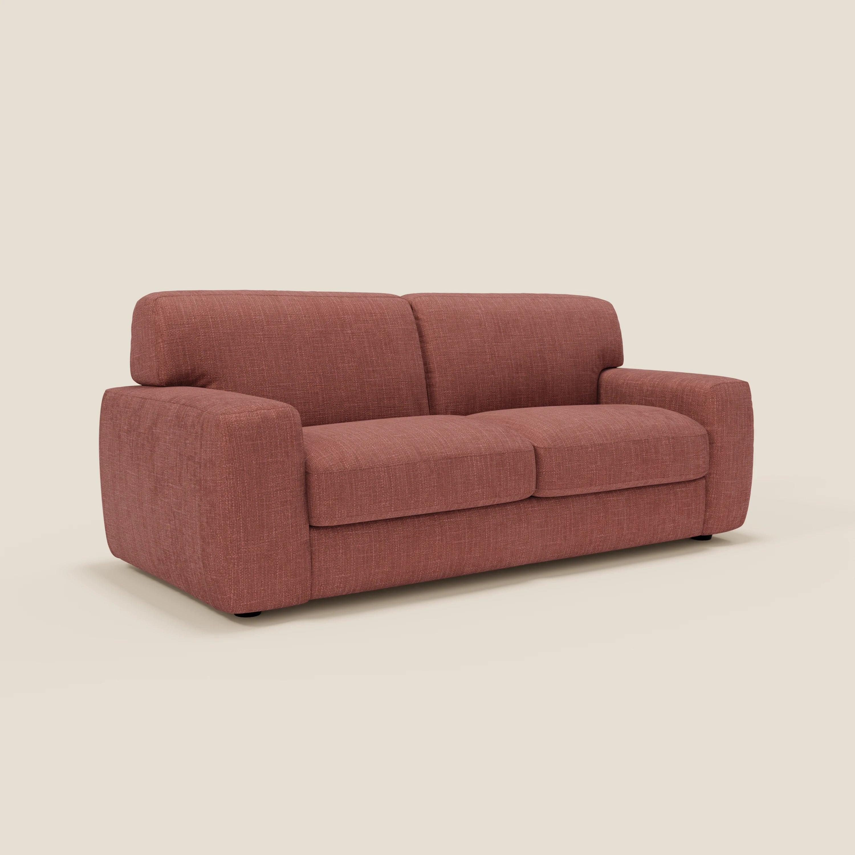 Il divano letto materasso Cloud H17 cm di Divani.Store è caratterizzato da morbidi cuscini in tessuto impermeabile T06 corallo. Il suo design moderno e squadrato a due posti, con ampi braccioli, poggia su un fondo beige chiaro, senza gambe visibili.