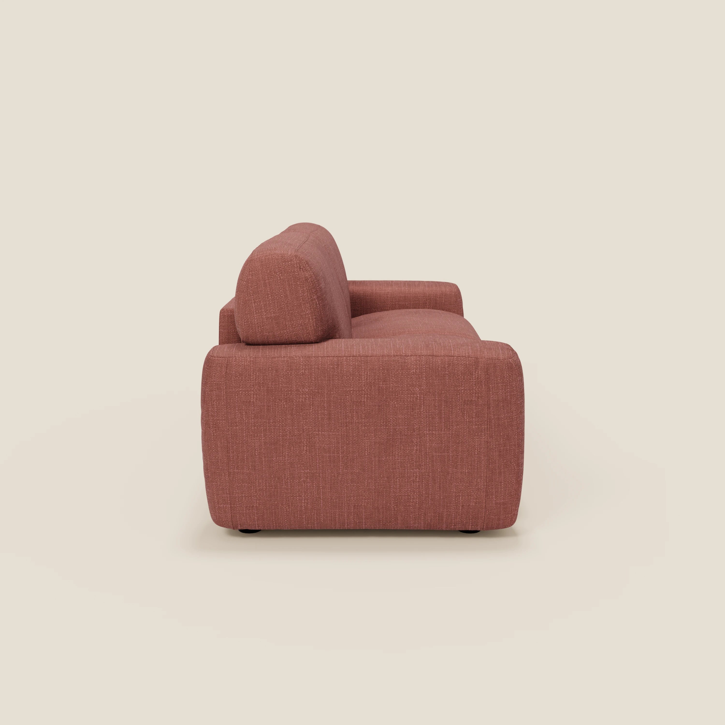 Vista laterale di Cloud Divano letto materasso H17 cm di Divani.Store, un moderno biposto con morbidi cuscini in tessuto impermeabile T06 corallo, braccioli arrotondati, seduta e schienale spessi, presentato su uno sfondo color crema.
