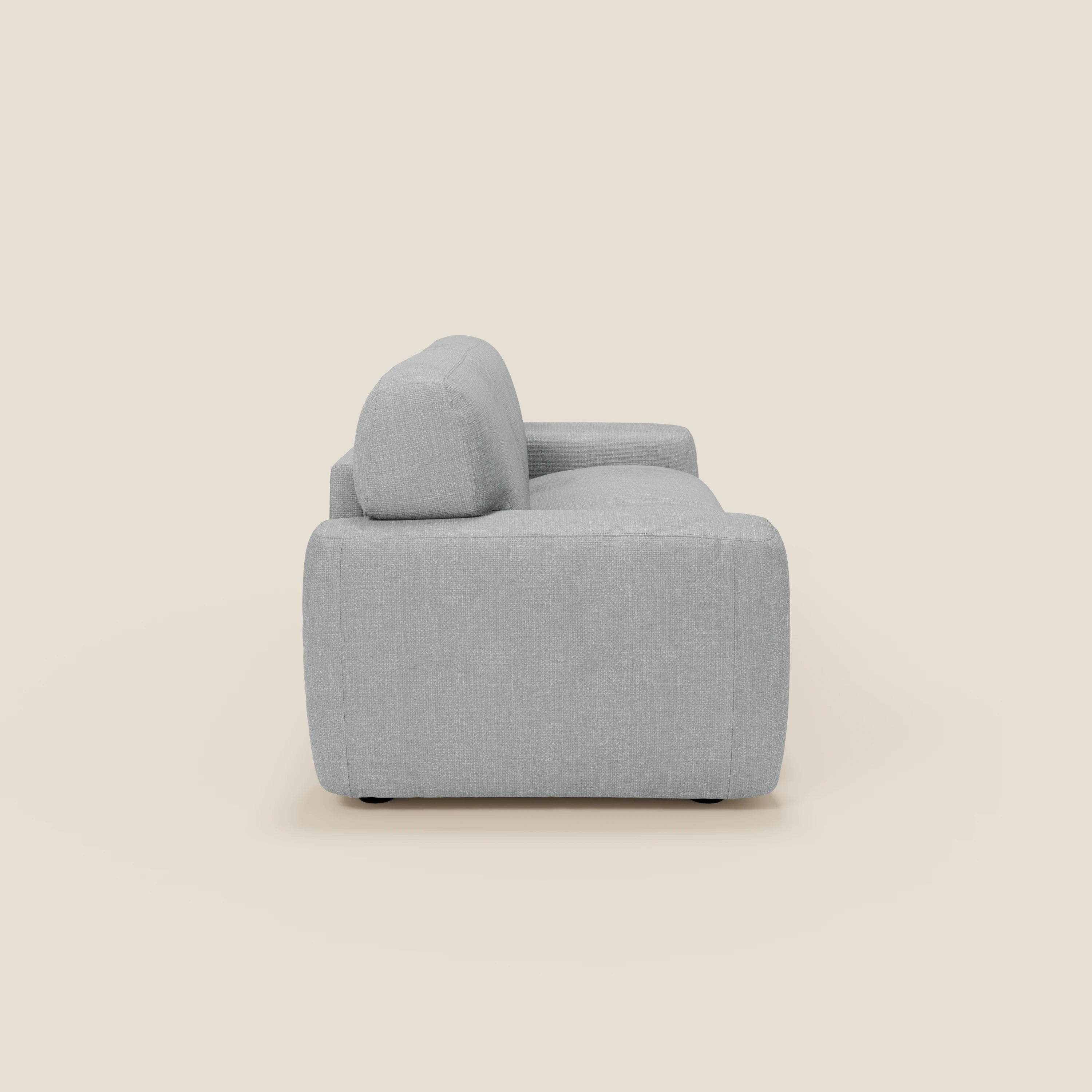 Vista laterale del letto materasso Cloud Divano H17 cm di Divani.Store, caratterizzato da morbidi cuscini in tessuto impermeabile T06 grigio ghiaccio, braccioli arrotondati e uno spesso schienale imbottito dal design elegante e senza gambe visibili.