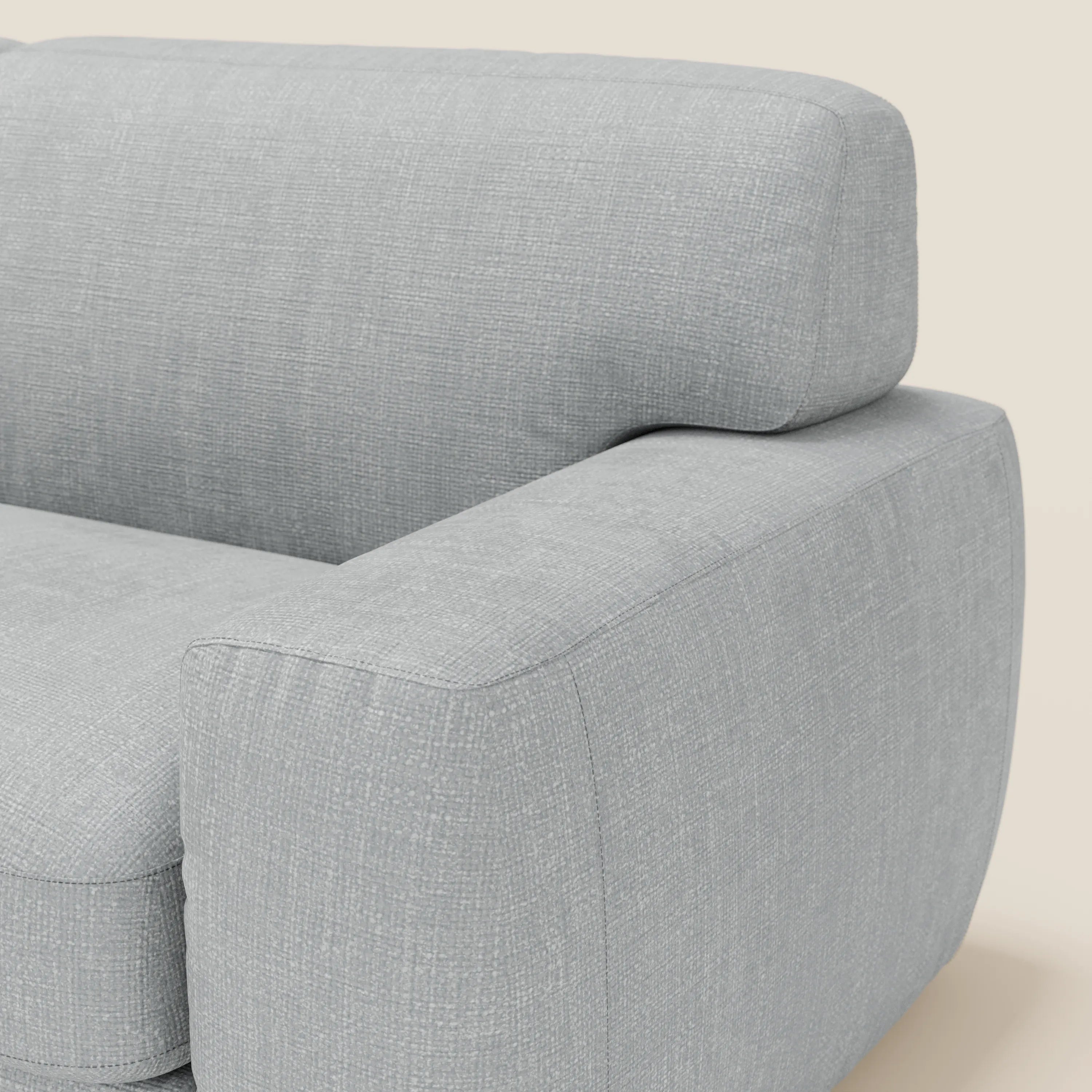 Primo piano del divano letto materasso Cloud H17 cm di Divani.Store in tessuto impermeabile T06 ghiaccio, che mostra l'ampio bracciolo, lo schienale imbottito e il moderno design squadrato su uno sfondo beige neutro.