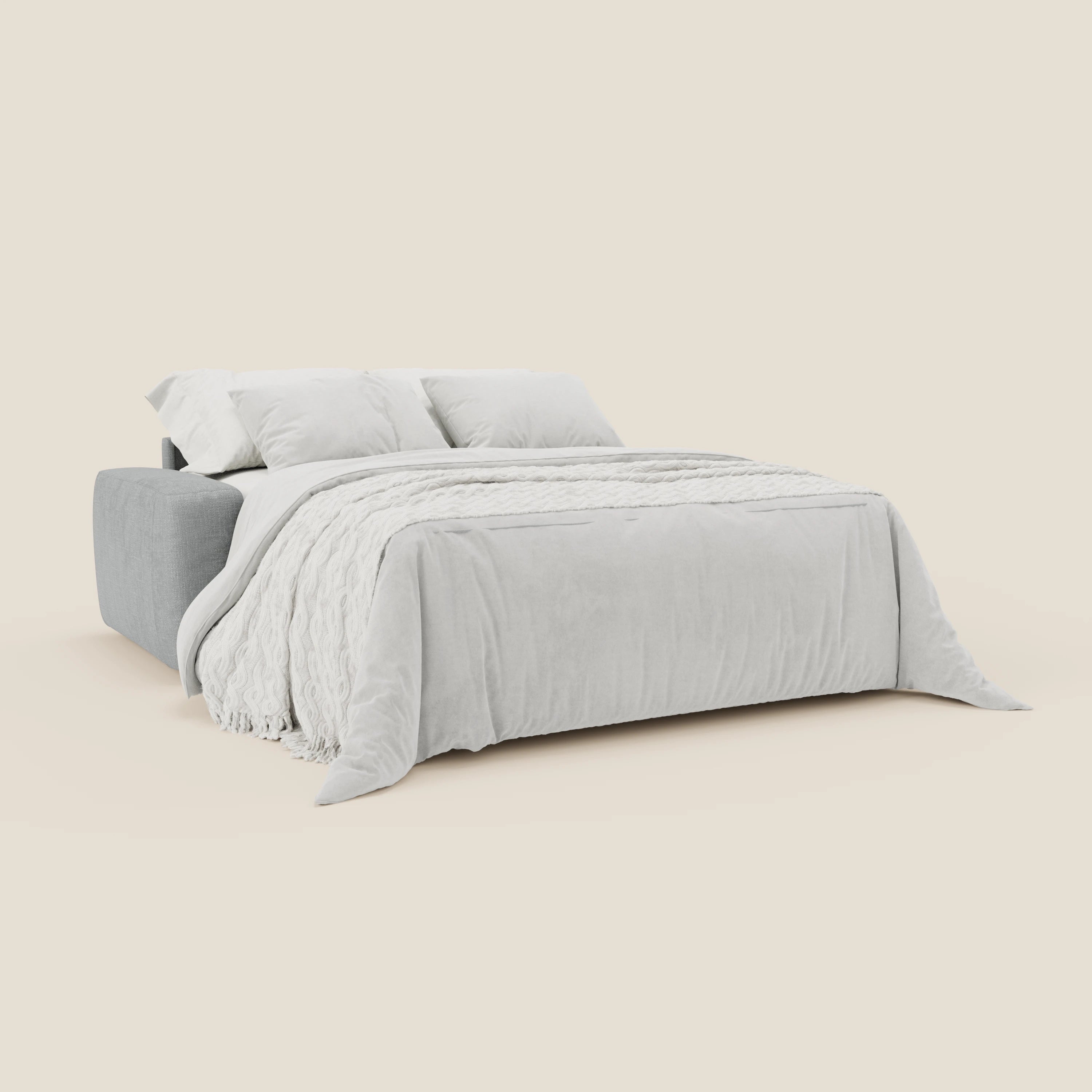 Il letto materasso Cloud Divano H17 cm di Divani.Store è caratterizzato da un tessuto impermeabile grigio chiaro T06 ghiaccio, da morbidi cuscini, da due grandi cuscini bianchi, da un piumone bianco drappeggiato a terra e da una coperta strutturata per un look contemporaneo.
