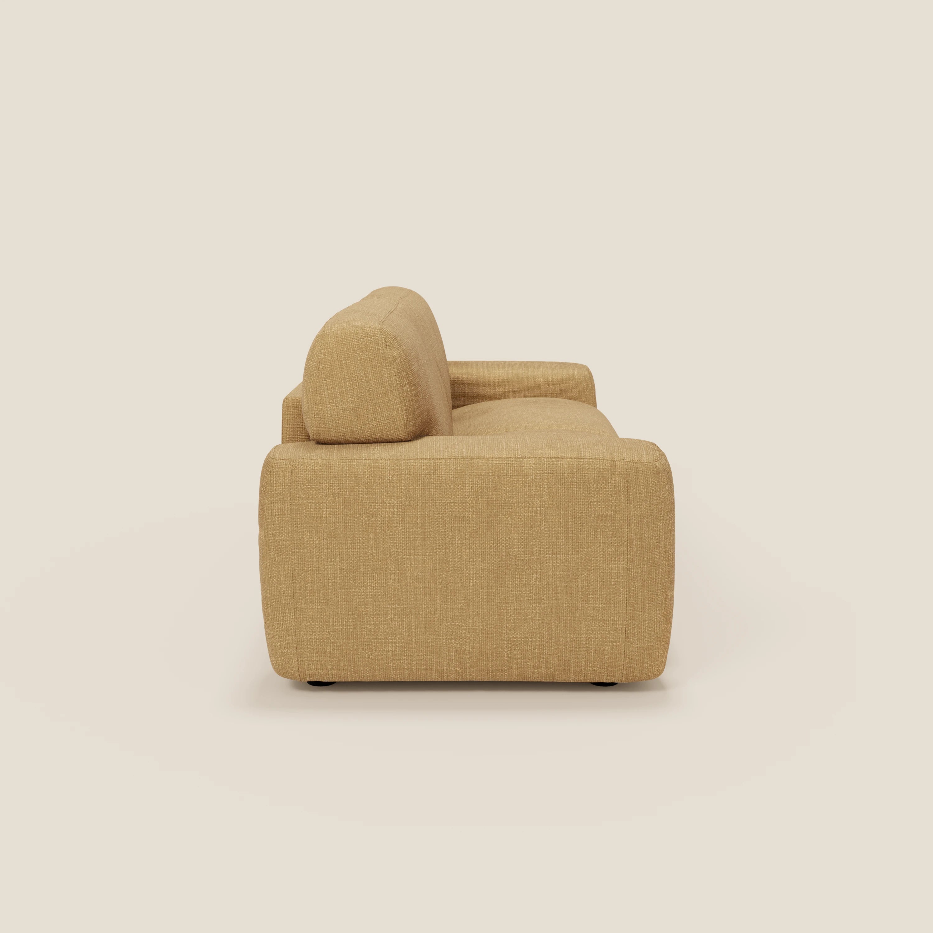 Una vista laterale del letto materasso Cloud Divano H17 cm di Divani.Store, caratterizzato da morbidi cuscini in tessuto impermeabile T06 giallo e da una forma squadrata e moderna, offre un comfort quotidiano su uno sfondo semplice e beige chiaro.