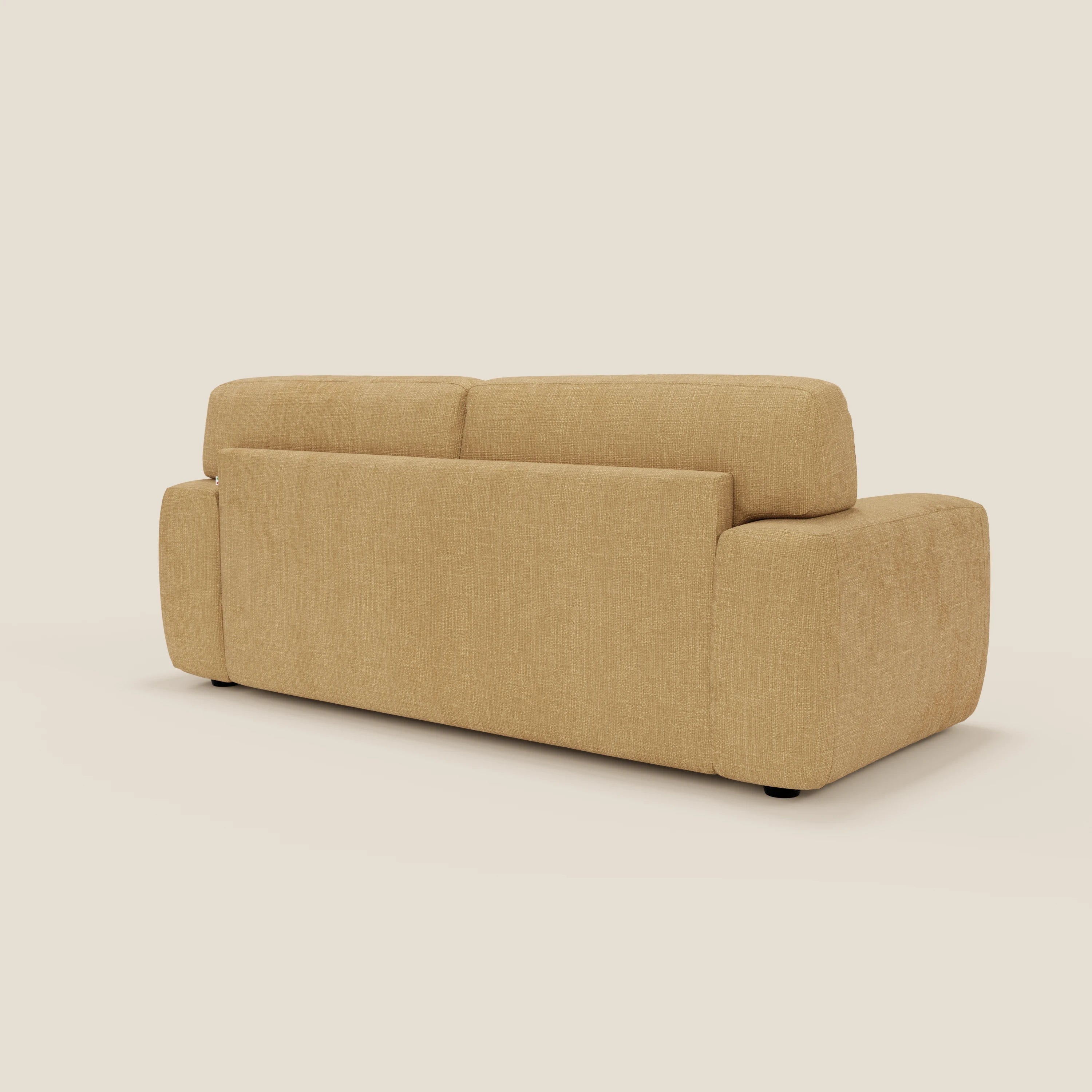 Cloud Divano letto materasso H17 cm di Divani.Store in tessuto impermeabile T06 giallo si presenta con una leggera angolazione dallo schienale, con un design squadrato, ampi braccioli e cuscini in feltro. Lo sfondo è un semplice beige chiaro.