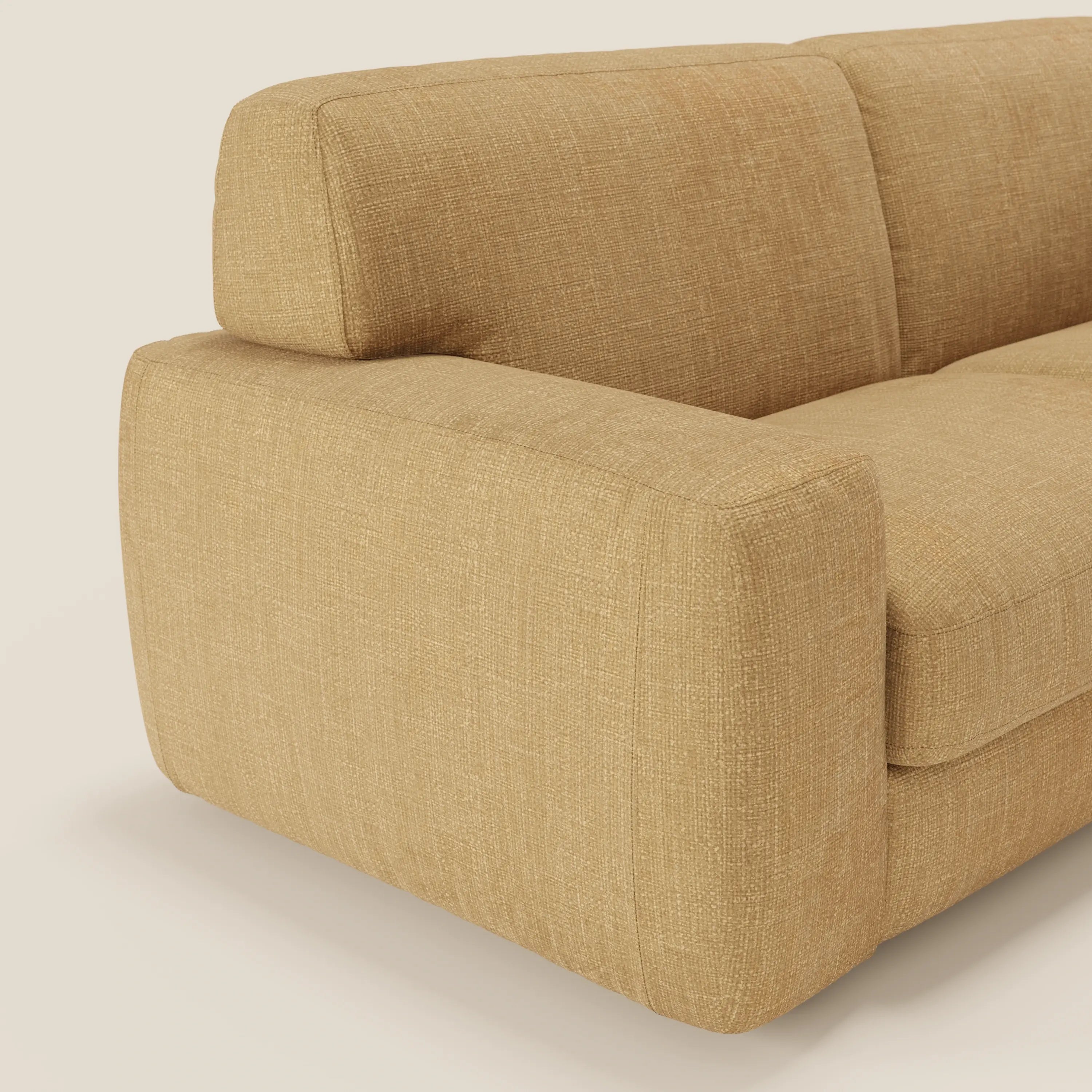 Un primo piano del braccio sinistro e dello schienale di Cloud Divano letto materasso H17 cm di Divani.Store, rivestito in tessuto impermeabile T06 giallo, mostra linee moderne e morbidi cuscini imbottiti su uno sfondo chiaro.