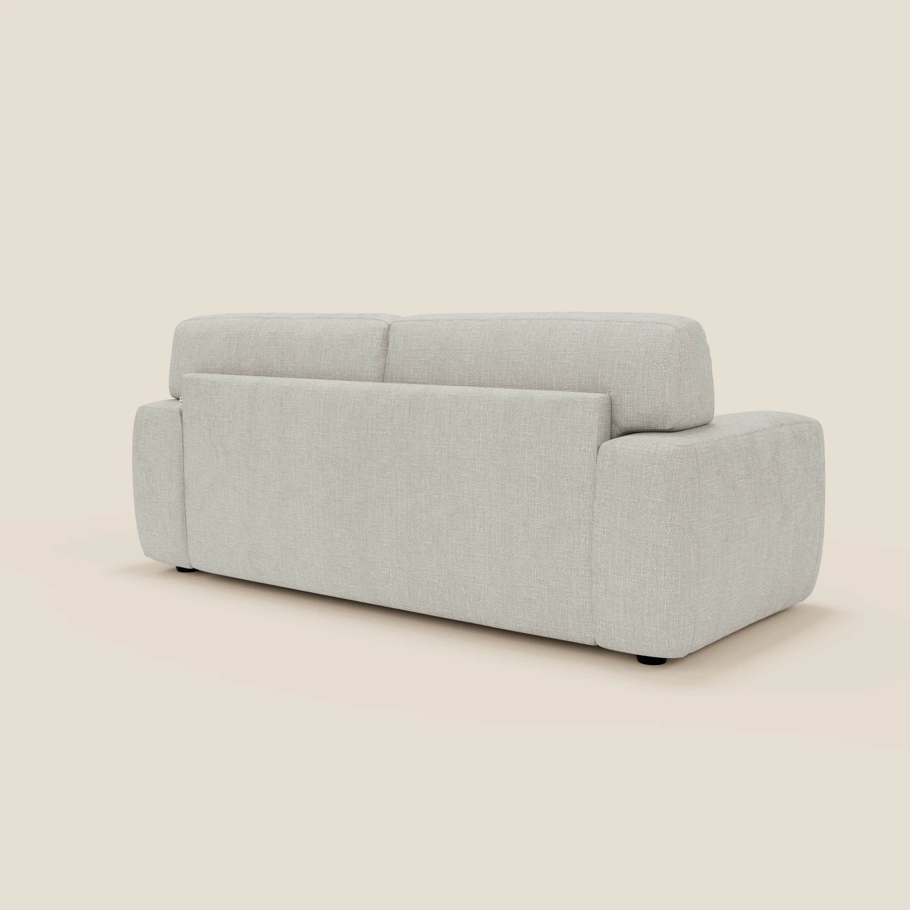 The Cloud divano letto materasso H17 cm di Divani.Store, in tessuto impermeabile T06 grigio chiaro e dal design moderno e minimale, presenta morbidi cuscini rettangolari ed è mostrato sullo sfondo crema che ne esalta le linee pulite.