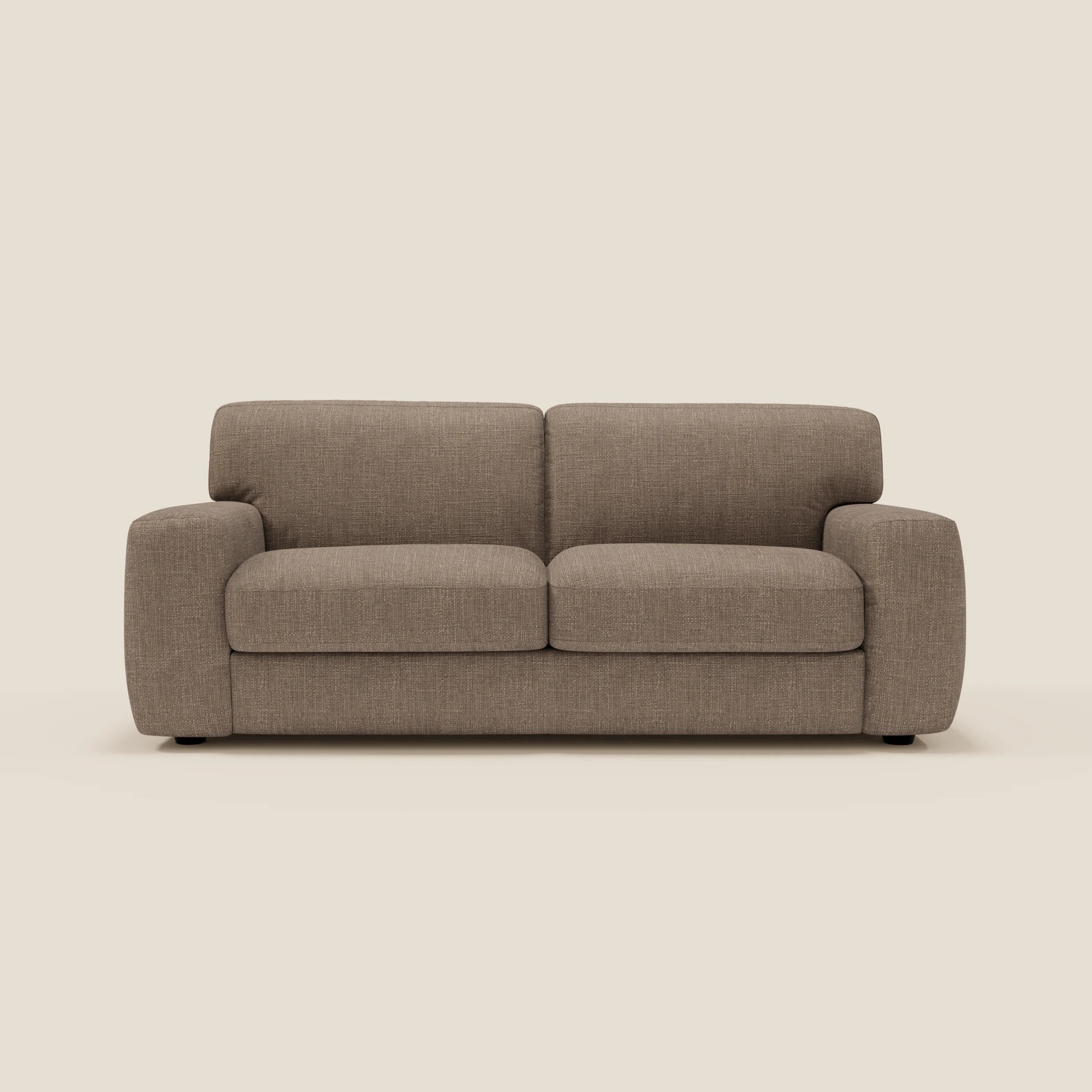 Il letto materasso Cloud Divano H17 cm di Divani.Store è caratterizzato da morbidi cuscini in tessuto impermeabile T06 marrone, braccioli arrotondati e un profilo basso e minimalista, perfetto per il comfort quotidiano in qualsiasi spazio su uno sfondo bianco sporco.