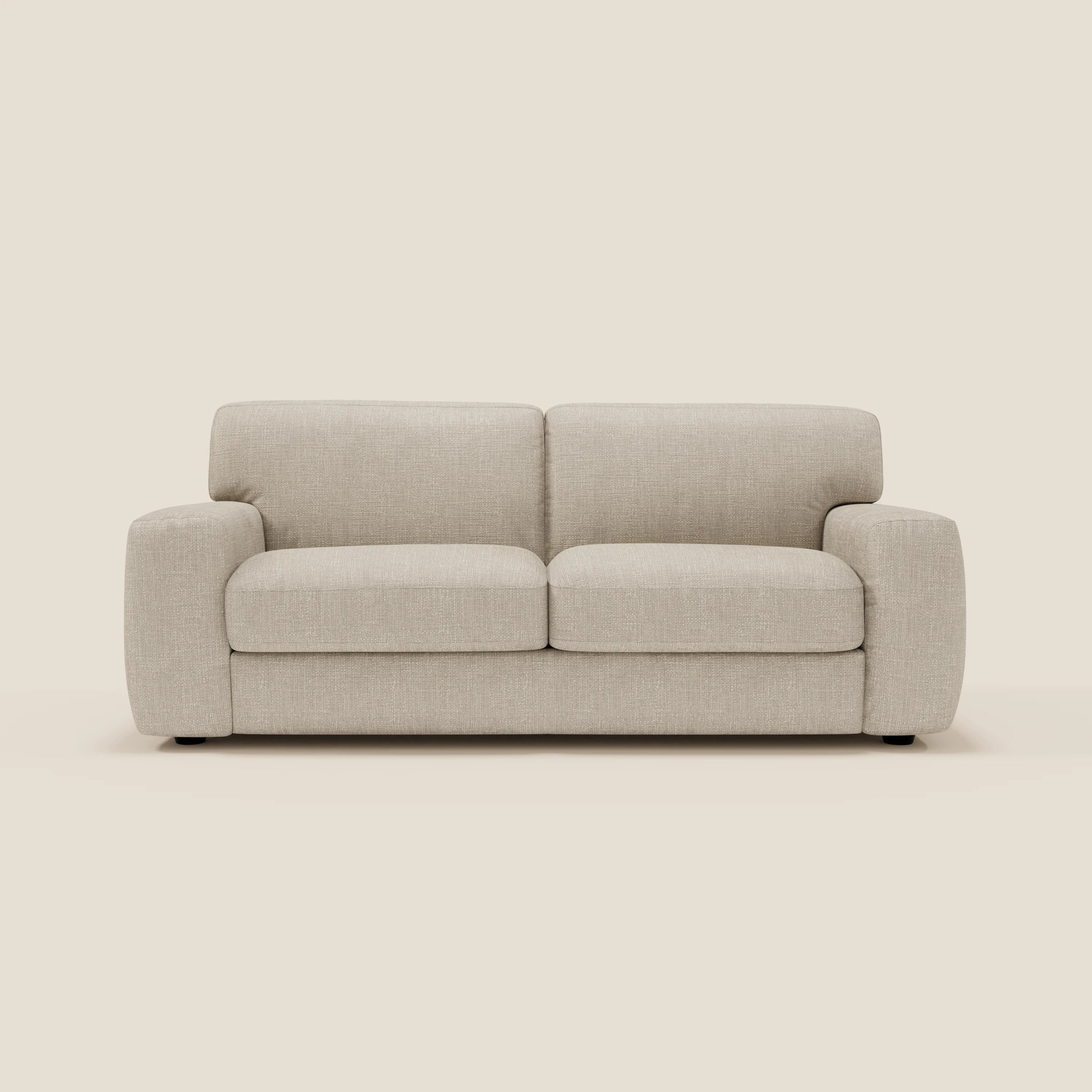 Il divano letto materasso Cloud H17 cm di Divani.Store è caratterizzato da morbidi cuscini in tessuto panna T06 impermeabile e da un moderno design squadrato con gambe corte nere, per offrire stile e comfort quotidiano a qualsiasi spazio abitativo.