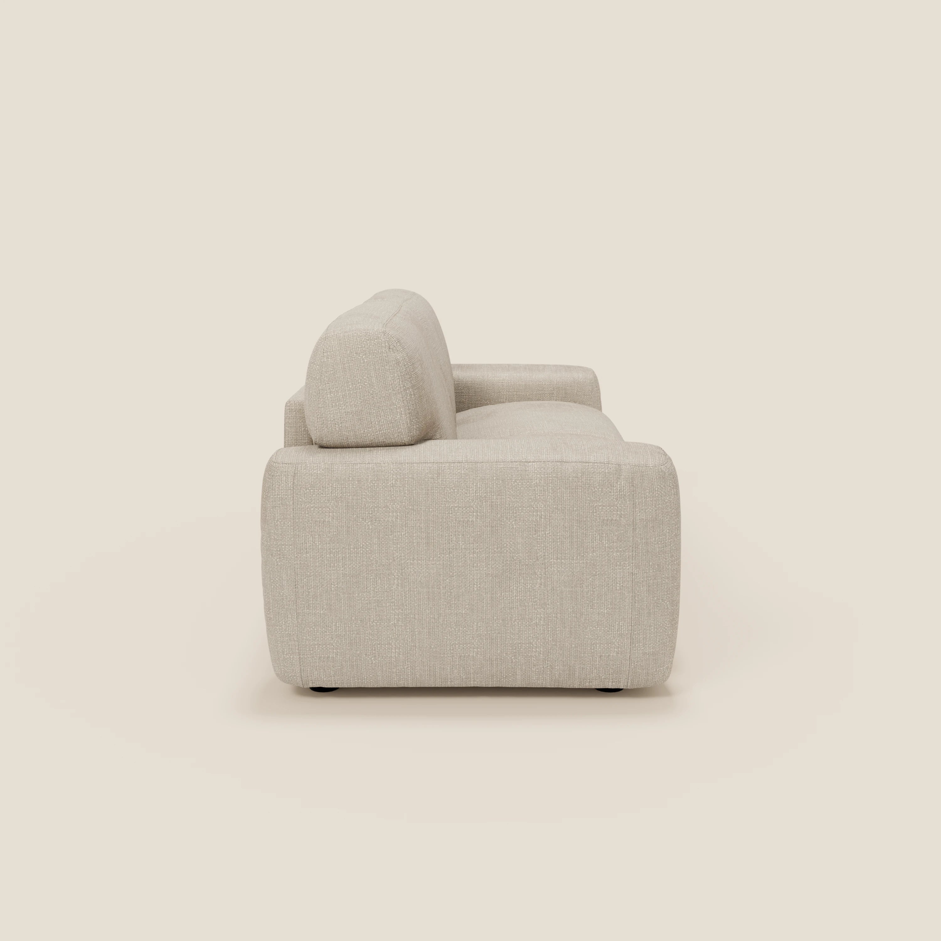 Vista laterale di Cloud Divano letto materasso H17 cm di Divani.Store in tessuto impermeabile T06 panna, caratterizzato da morbidi cuscini, schienale basso e braccioli spessi e arrotondati per un comfort quotidiano, il tutto su uno sfondo bianco sporco.