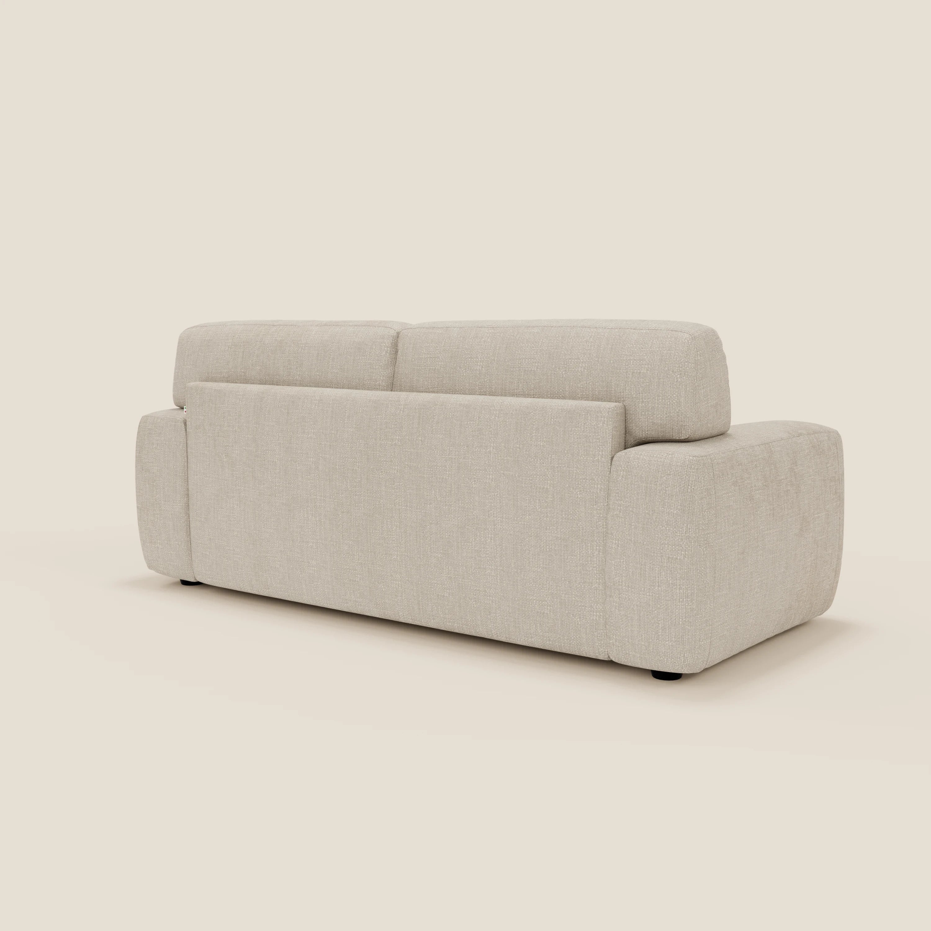 Il letto materasso Cloud Divano H17 cm di Divani.Store è mostrato dal retro su uno sfondo a tinta unita, che ne evidenzia il design squadrato, gli ampi braccioli e i morbidi cuscini in panna T06 impermeabile per il comfort quotidiano. Non sono presenti altri elementi.