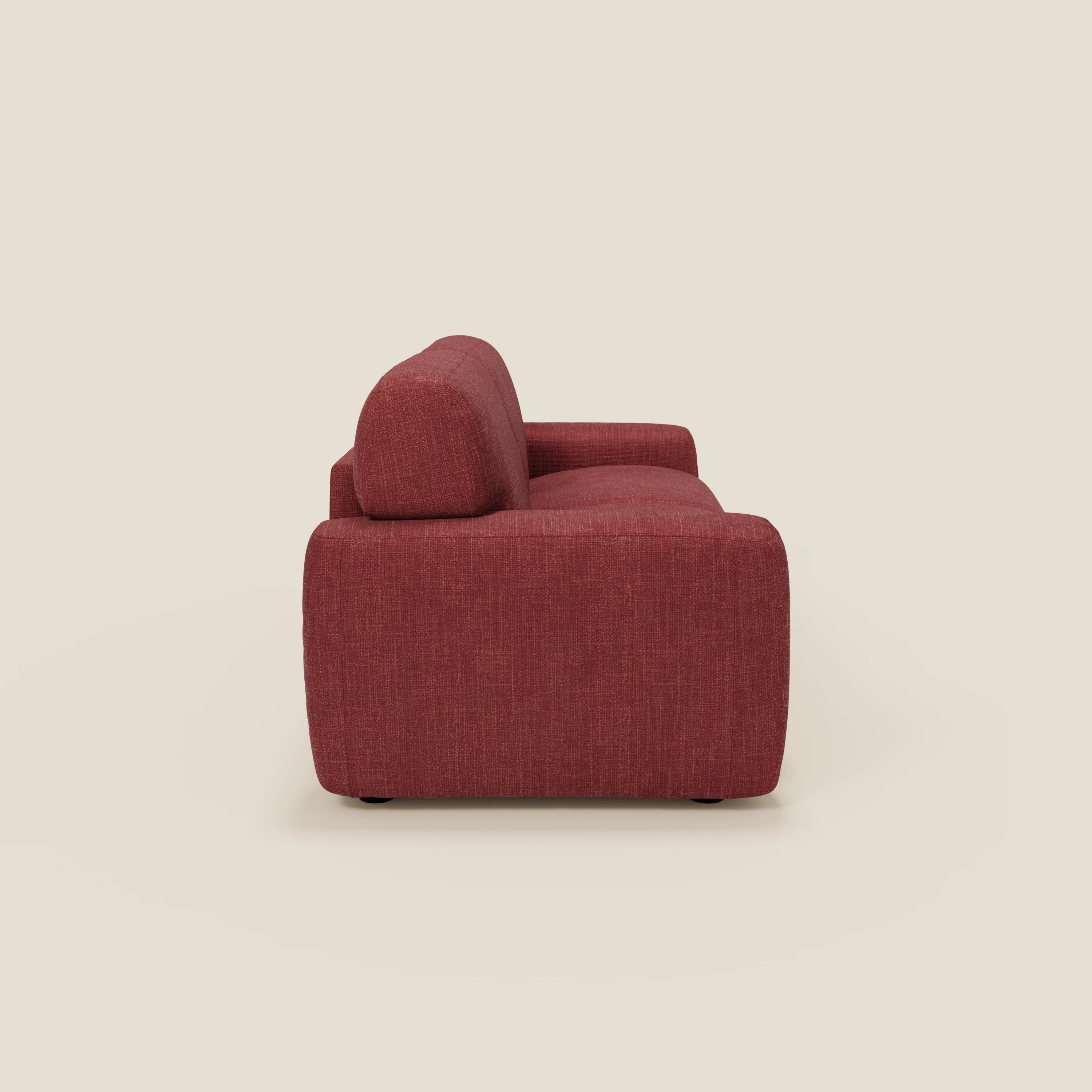 Cloud Divano letto materasso H17 cm di Divani.Store è presentato di lato, con un bracciolo, uno schienale morbido, bordi arrotondati e gambe piccole. Rivestito in tessuto impermeabile rosso T06, è posizionato su uno sfondo beige chiaro.