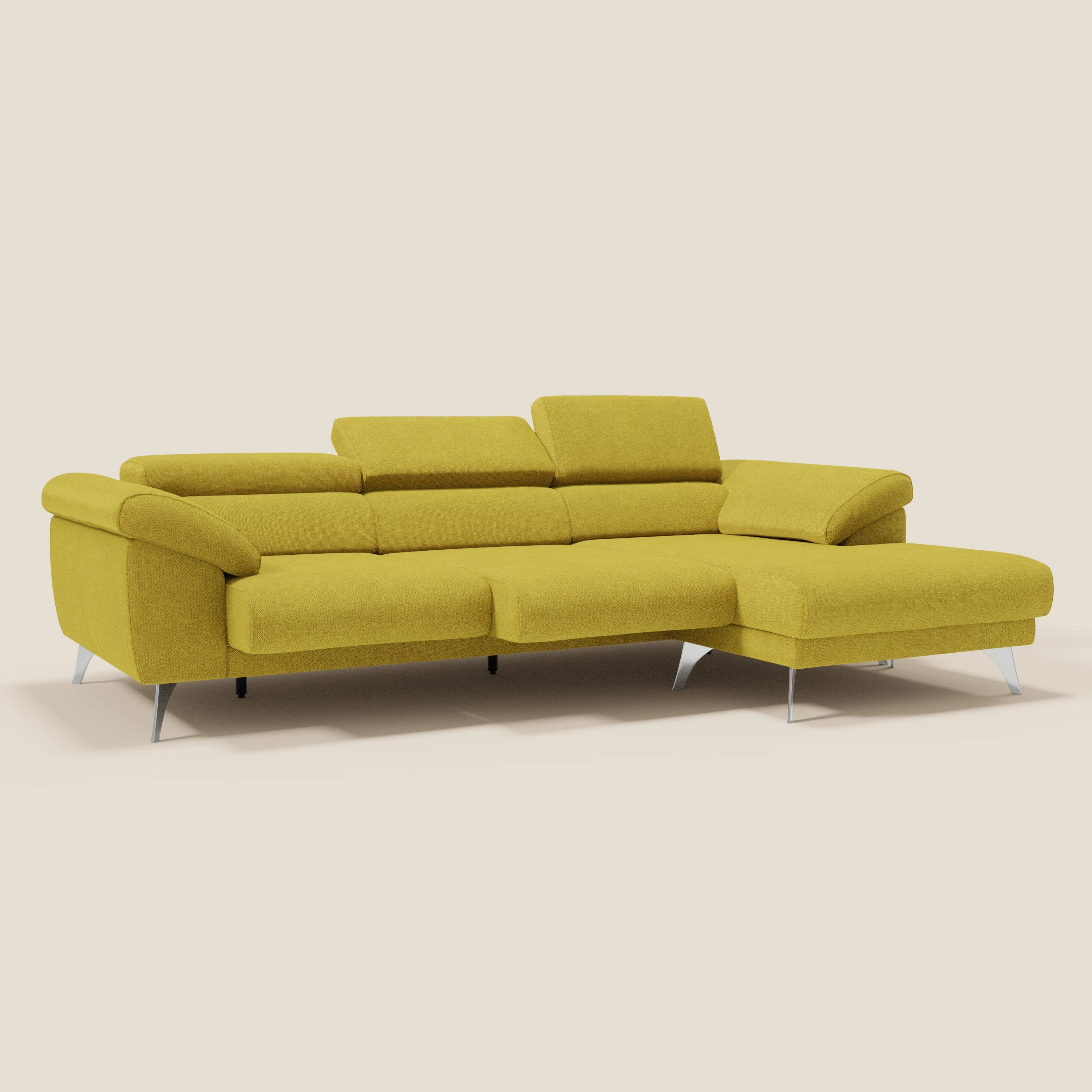 Il divano angolare Donatello di Divani.Store in T23 giallo sole è caratterizzato da sedute scorrevoli, braccioli contenitore, poggiatesta regolabili e chaise lounge destra. Si regge su gambe angolari metalliche su uno sfondo liscio color crema.