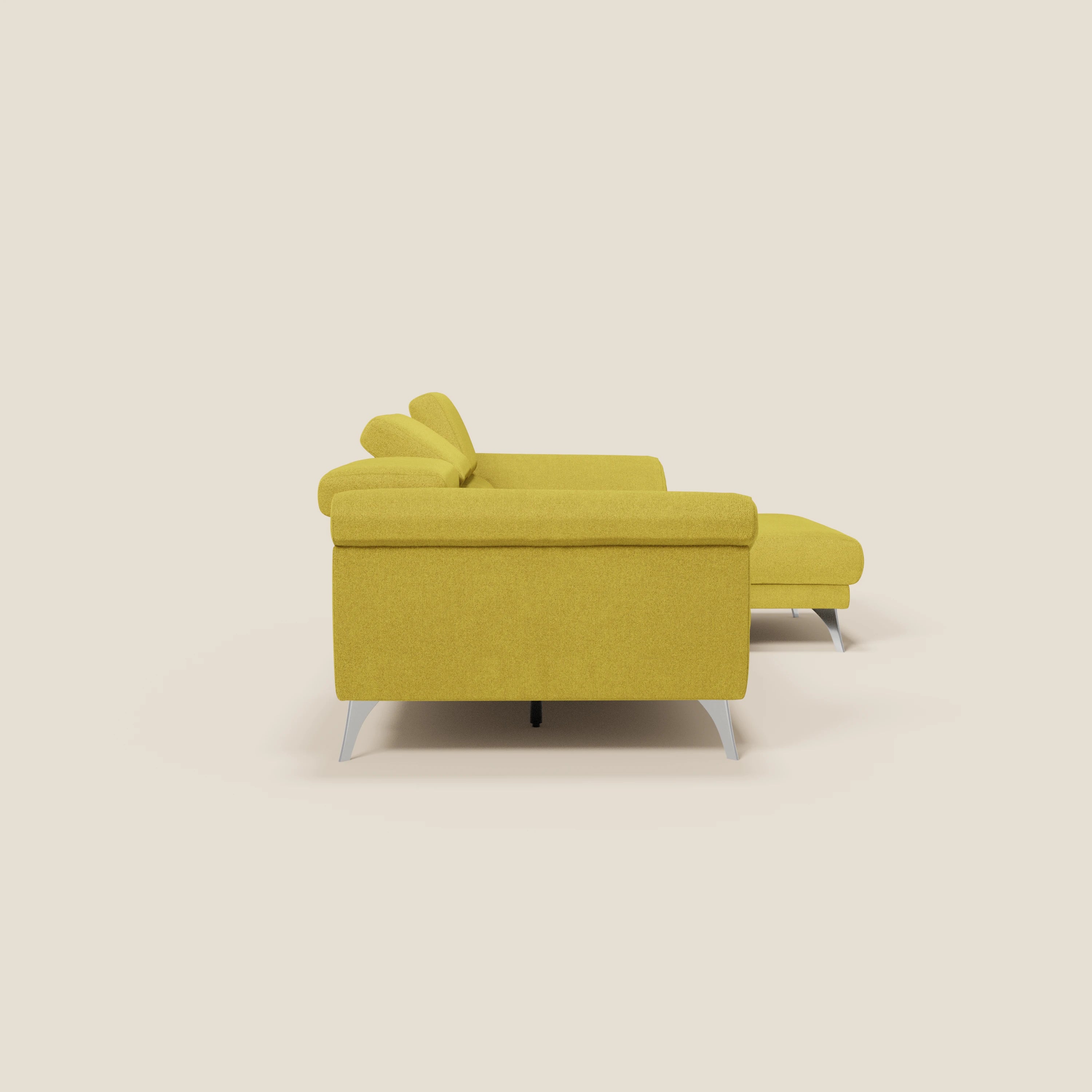 Il Donatello Divano angolare 5 posti di Divani.Store, presentato con suola gialla T23 giallo, è caratterizzato da sedute scorrevoli, braccioli contenitore, poggiatesta e gambe in metallo per un look moderno su uno sfondo beige chiaro.