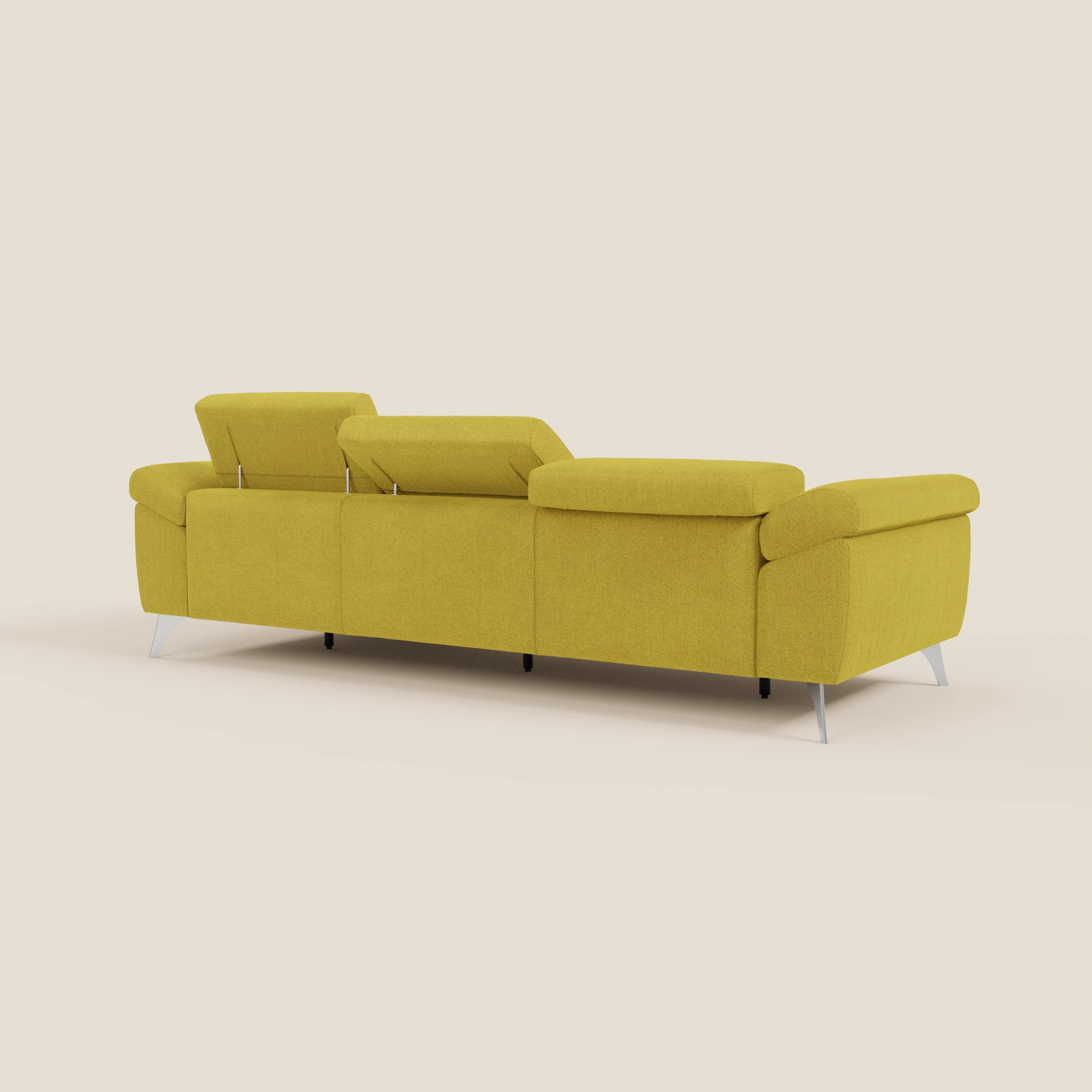 Il Donatello Divano angolare di Divani.Store, visto dal retro su sfondo bianco sporco, è caratterizzato da 5 sedute scorrevoli, braccioli portaoggetti, poggiatesta regolabili e morbido tessuto giallo T23 antimacchia con eleganti gambe in metallo argentato.
