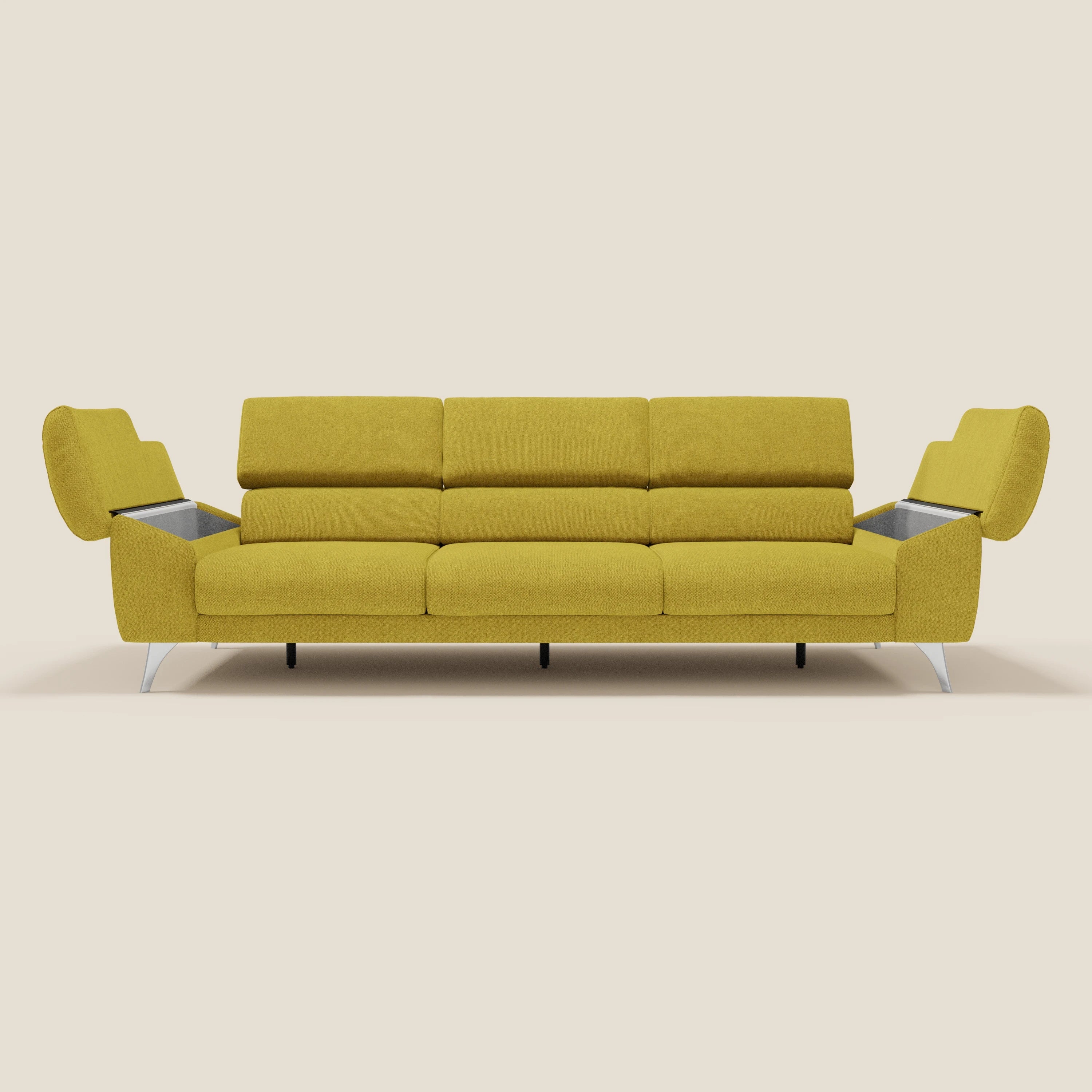Il divano Donatello di Divani.Store è caratterizzato da 3 sedute allungabili, braccioli contenitore, poggiatesta reclinabili e tessuto smacchiabile T23 giallo sole. Le eleganti gambe in metallo e il design minimalista si stagliano su uno sfondo bianco sporco.