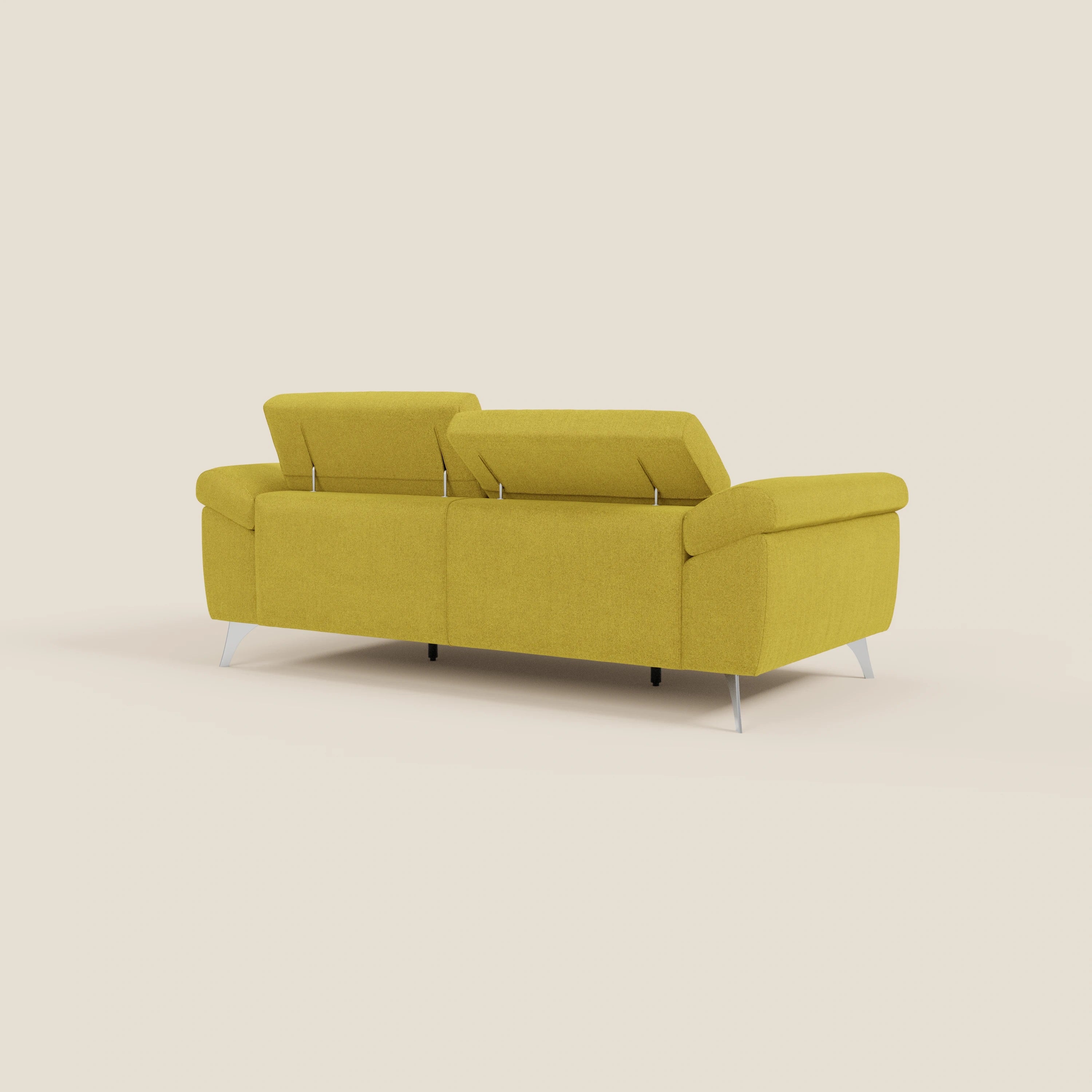 Il divano Donatello di Divani.Store, in tessuto antimacchia T23 giallo sole con sedute allungabili, braccioli contenitori e poggiatesta regolabili, è esposto dal retro su uno sfondo beige chiaro che ne evidenzia le linee pulite.