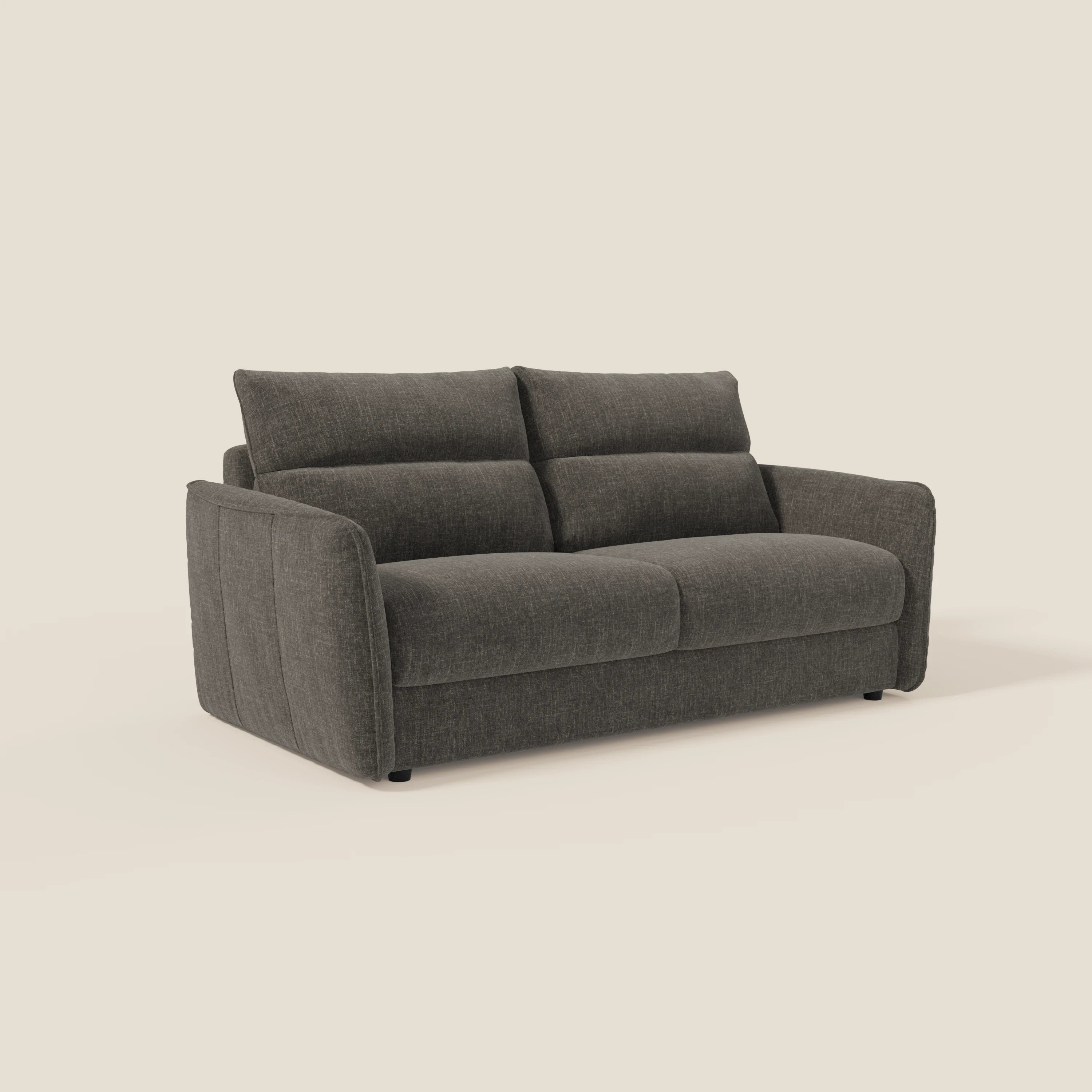 Il divano letto Elios di Divani.Store è caratterizzato da morbidi cuscini di schienale e da un tessuto antracite T24 antimacchia. Con il suo design moderno e gli ampi braccioli, è in grado di ospitare comodamente 2-3 persone, qui raffigurato su uno sfondo bianco sporco.
