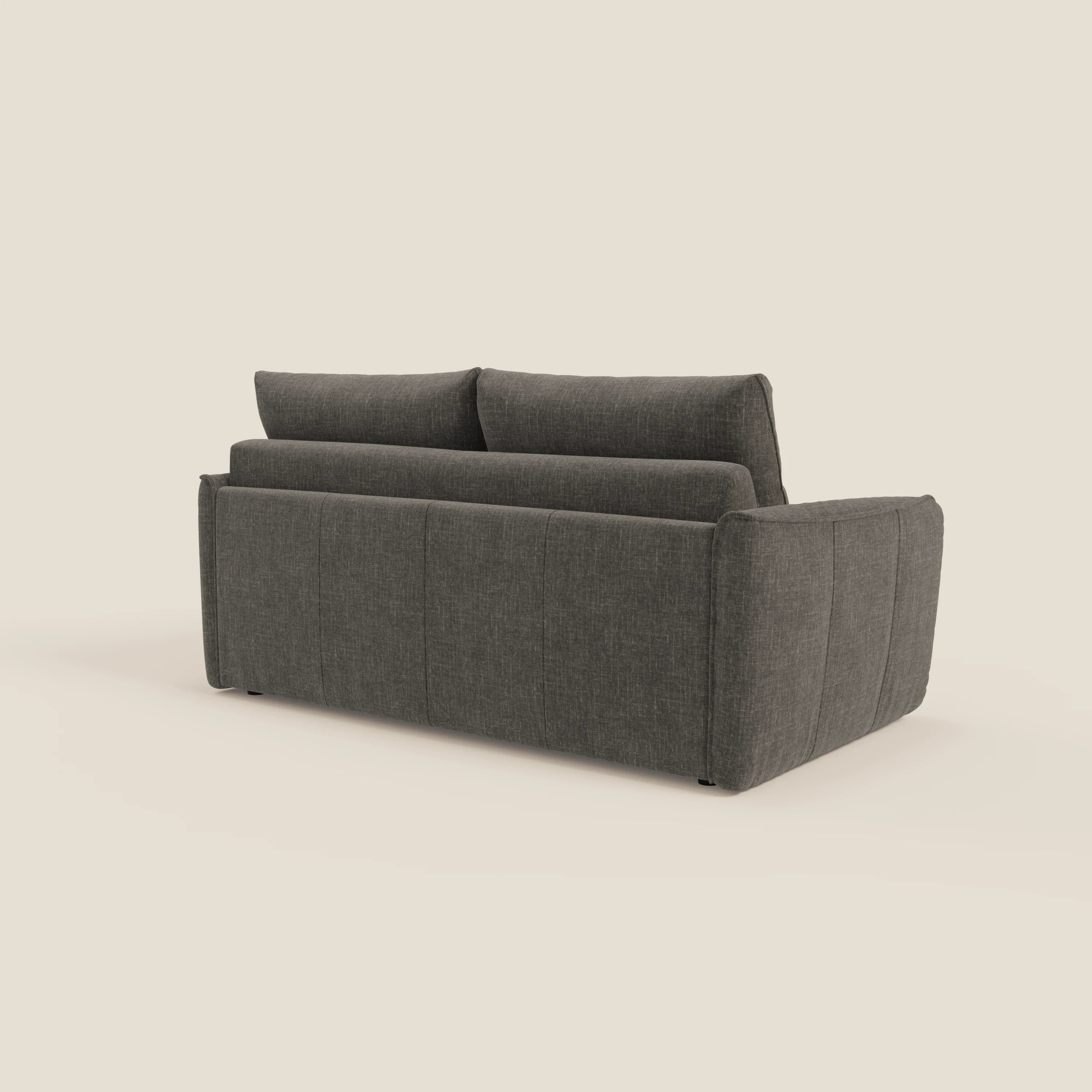 Il Divano letto Elios di Divani.Store in tessuto smacchiabile T24 antracite è caratterizzato da un moderno design squadrato, spessi braccioli, morbidi cuscini di schienale e una base completamente imbottita.