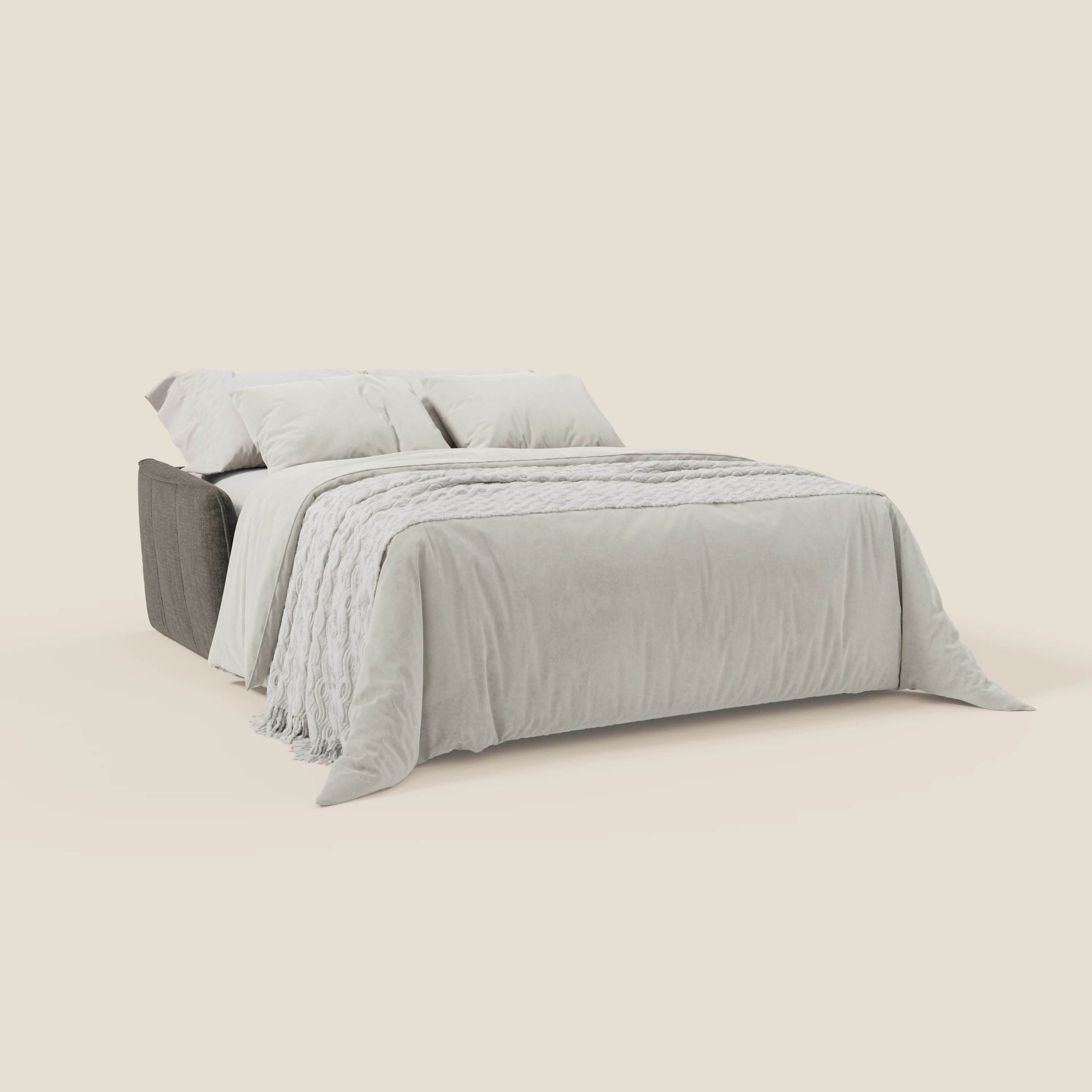 Il divano letto Elios di Divani.Store è caratterizzato da una base scura T24 antracite, da un morbido tessuto antimacchia, da due ampi cuscini per lo schienale, da una biancheria da letto grigio chiaro e da una coperta bianca testurizzata, su uno sfondo beige semplice.