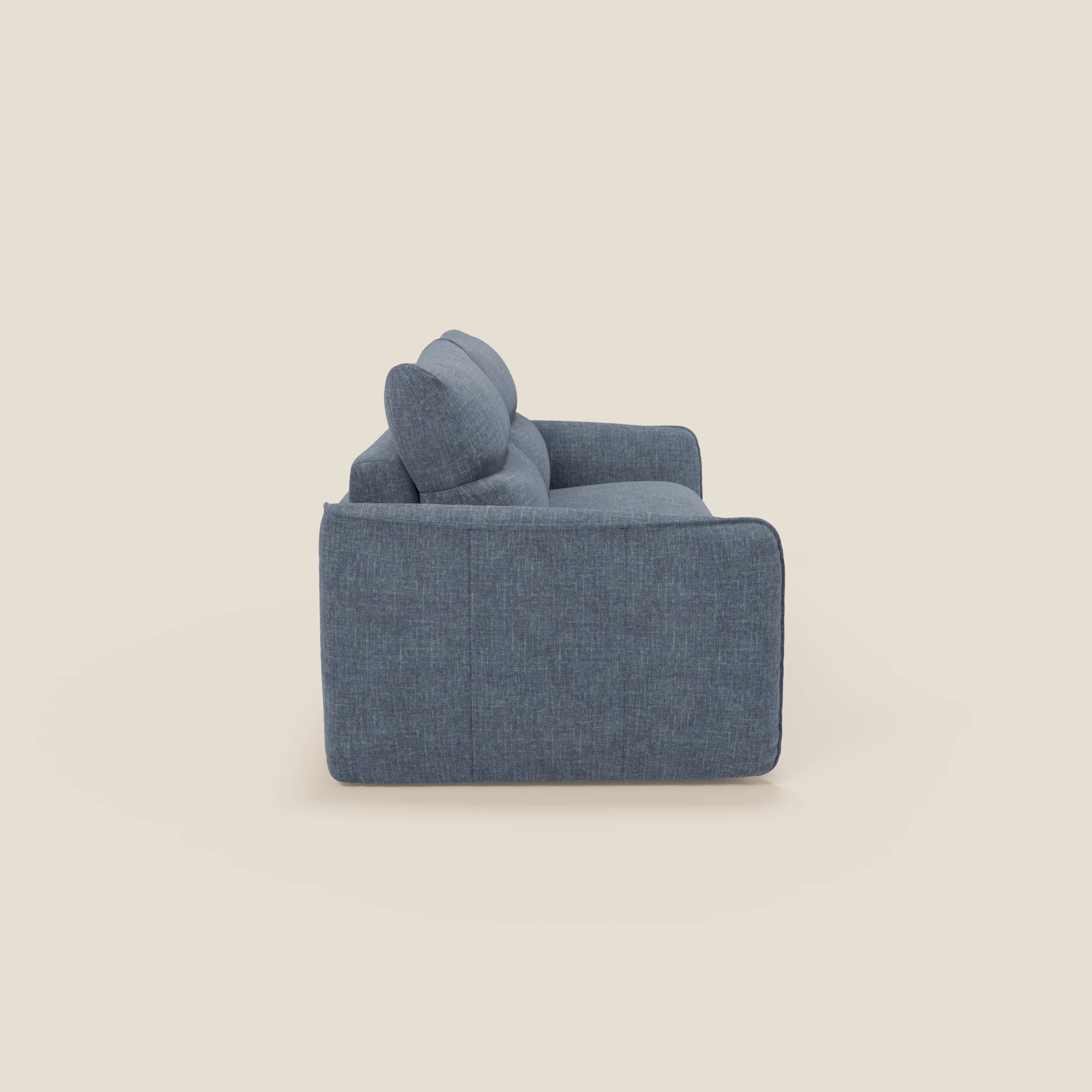 Elios Divano letto di Divani.Store, presentato di lato su uno sfondo bianco sporco, è caratterizzato da braccioli spessi, schienale imbottito e seduta in ardesia blu T24 tessuto smacchiabile per un look moderno e confortevole.