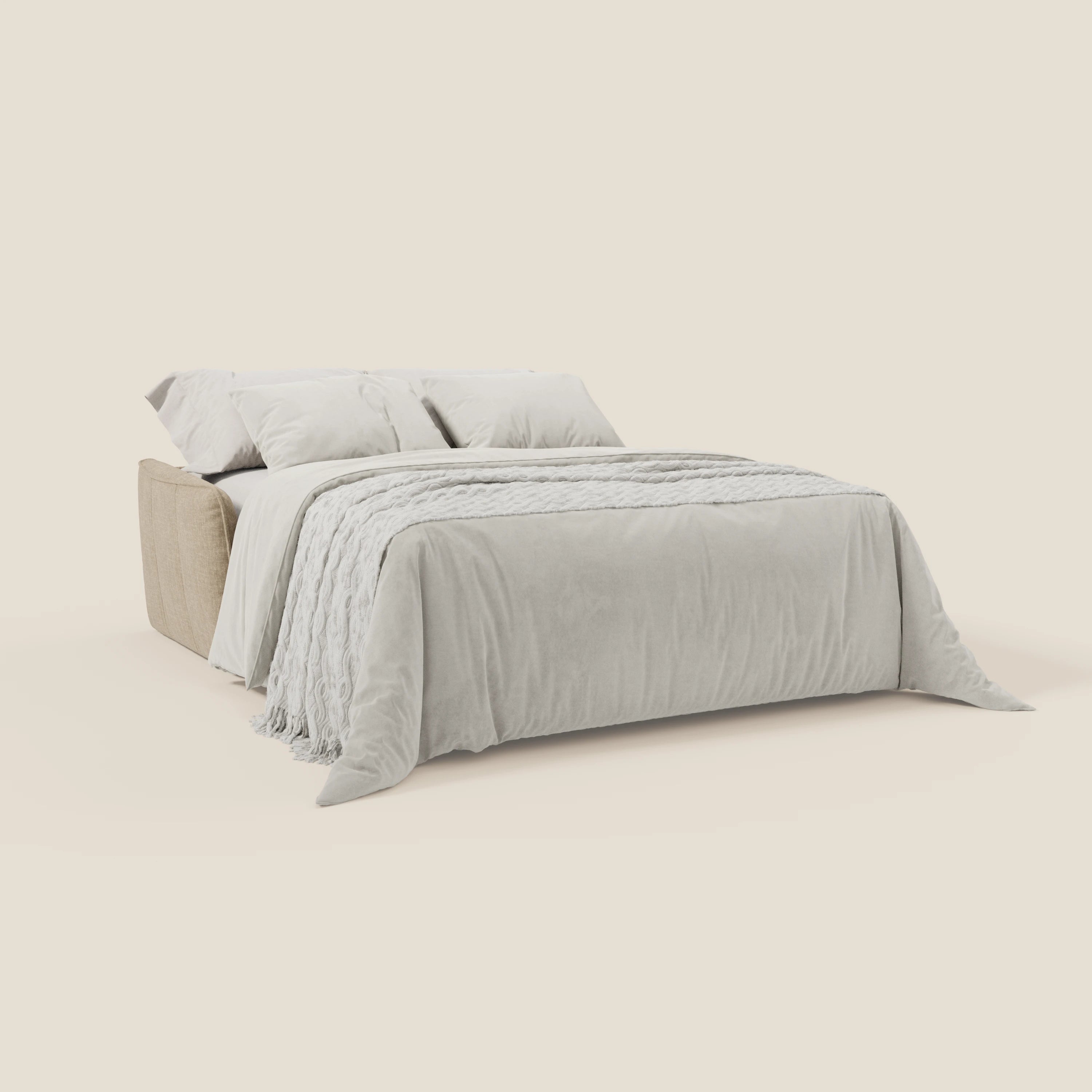 Il Divano letto Elios di Divani.Store è caratterizzato da una base in tessuto T24 beige antimacchia, sormontata da una coperta grigio chiaro, da un cuscino testurizzato e da due grandi cuscini per lo schienale, il tutto su uno sfondo bianco sporco.