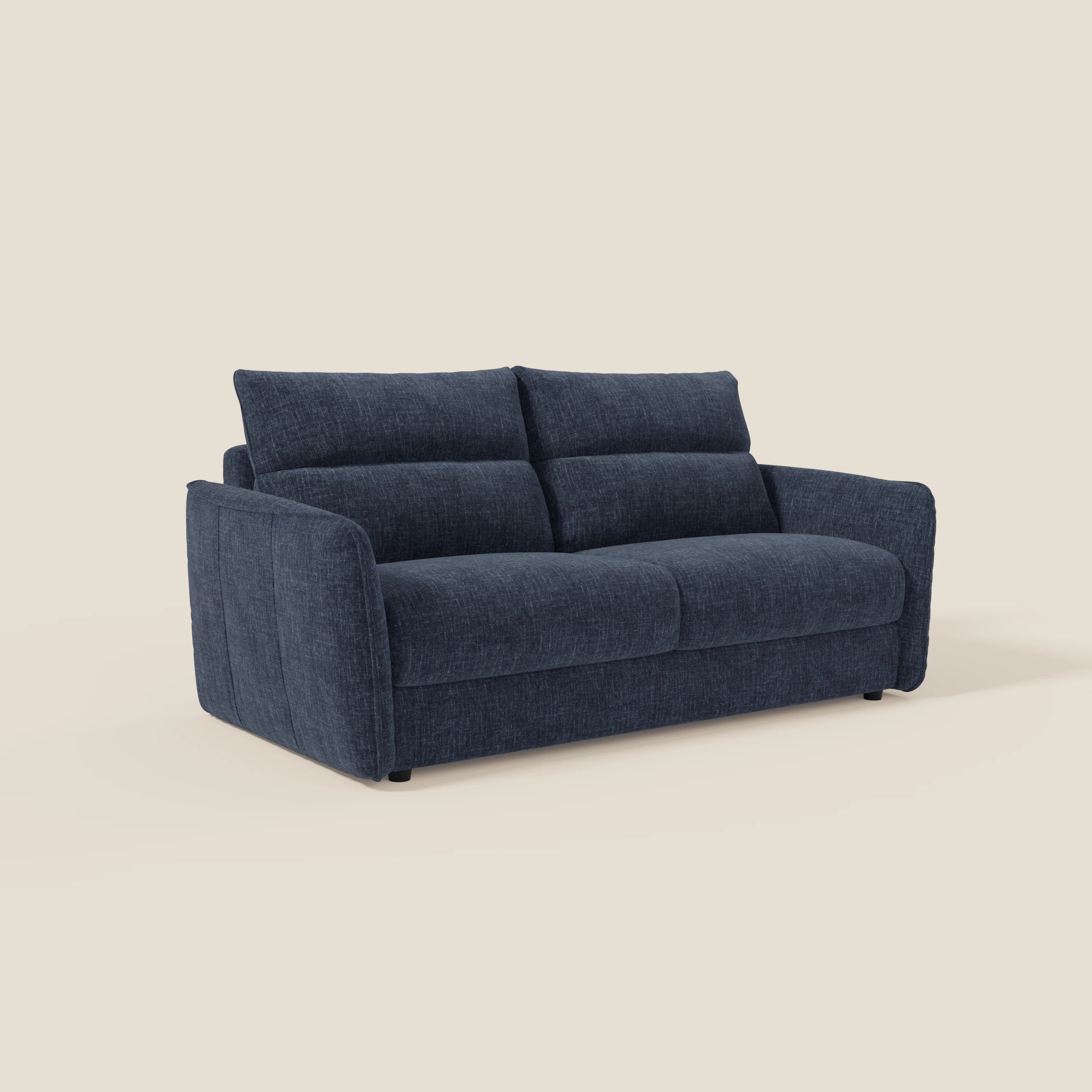 Elios Divano letto di Divani.Store è caratterizzato da ampi braccioli, due grandi schienali imbottiti e tessuto smacchiabile T24 blu notte, che lo rendono soffice, confortevole e facile da pulire su uno sfondo beige chiaro.