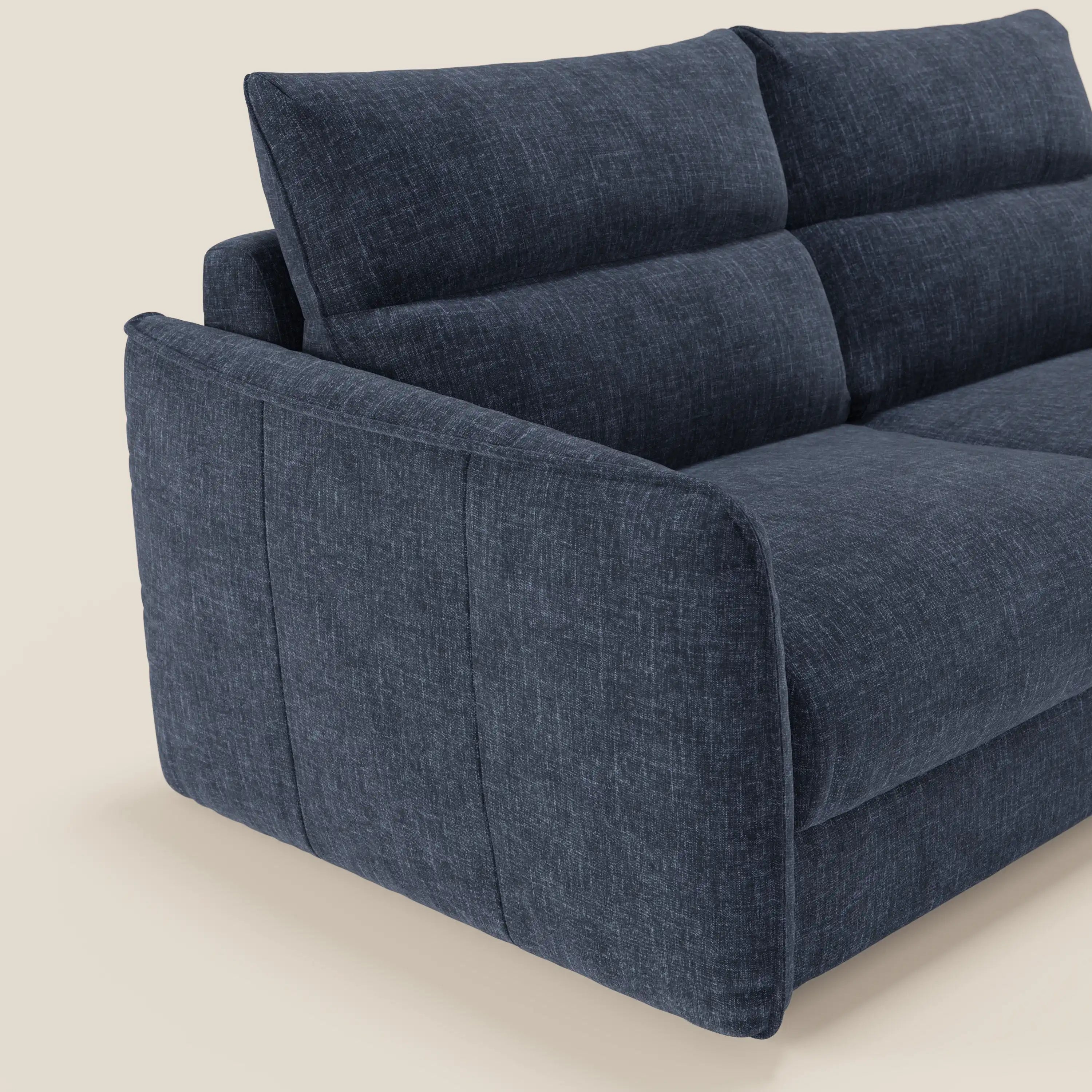 Il divano letto Elios di Divani.Store è caratterizzato da spalliera in cuscini morbidi, schienali alti e ampi braccioli in tessuto smacchiabile T24 blu notte, con dettagli di cucitura a vista e un look moderno su sfondo chiaro.