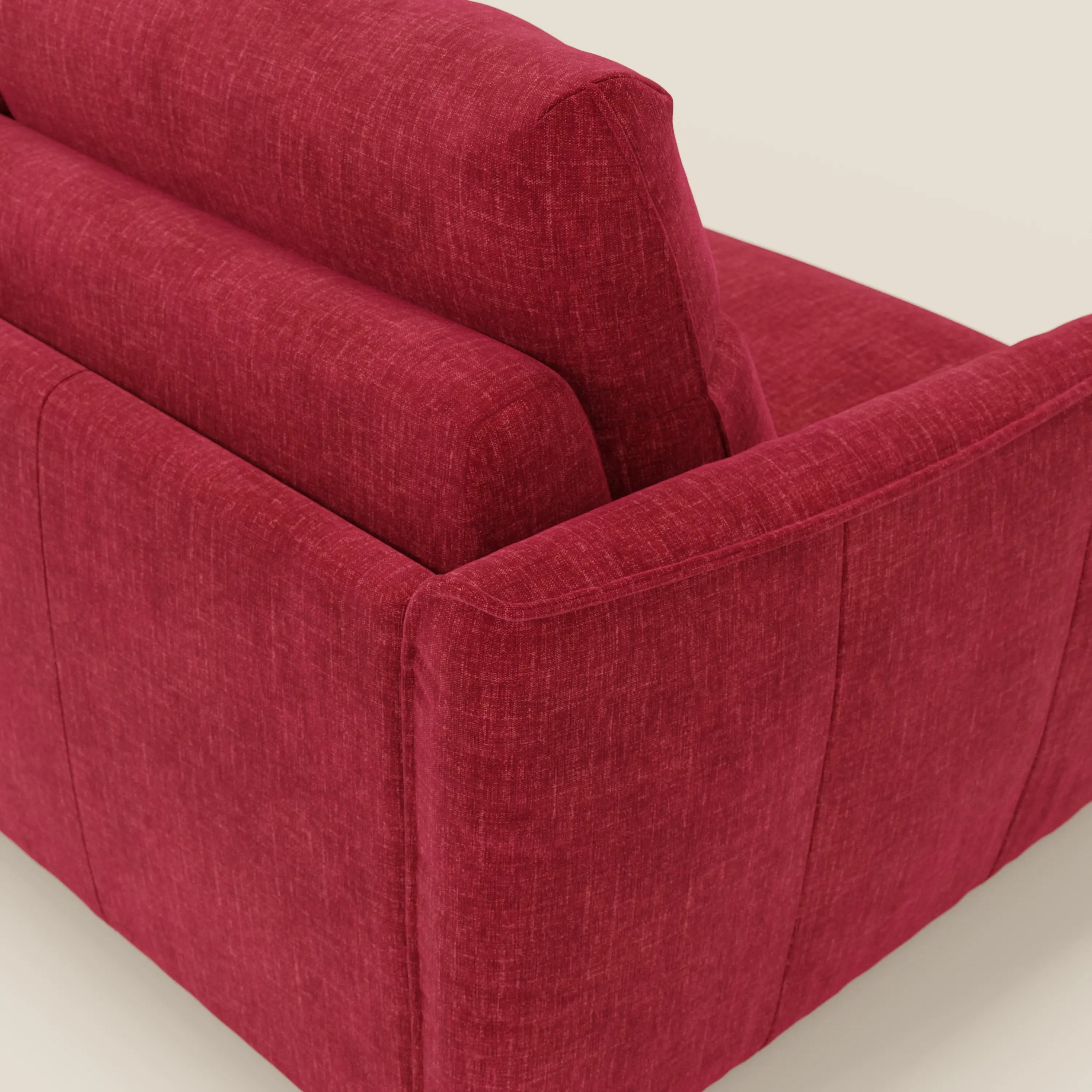 Un primo piano del letto Elios Divano con morbidi cuscini spalliera in tessuto smacchiabile T24 rosso bordeaux di Divani.Store. Le cuciture sottili e il tessuto felpato ne evidenziano l'aspetto elegante su uno sfondo chiaro.