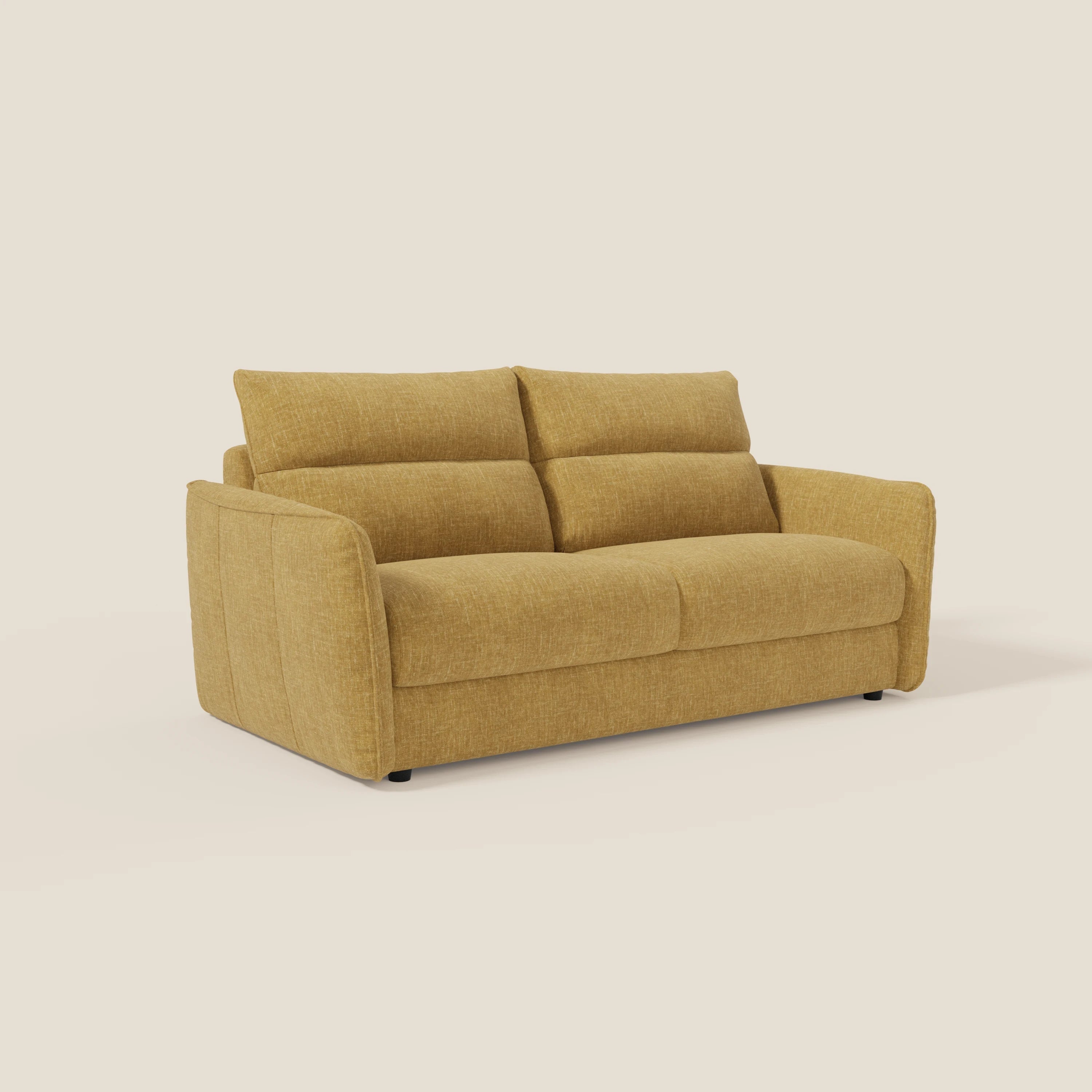 Il Divano letto Elios di Divani.Store in T24 giallo senape è caratterizzato da cuscini morbidi spalliera, tessuto smacchiabile, linee pulite, ampi braccioli e schienale basso su sfondo bianco sporco.