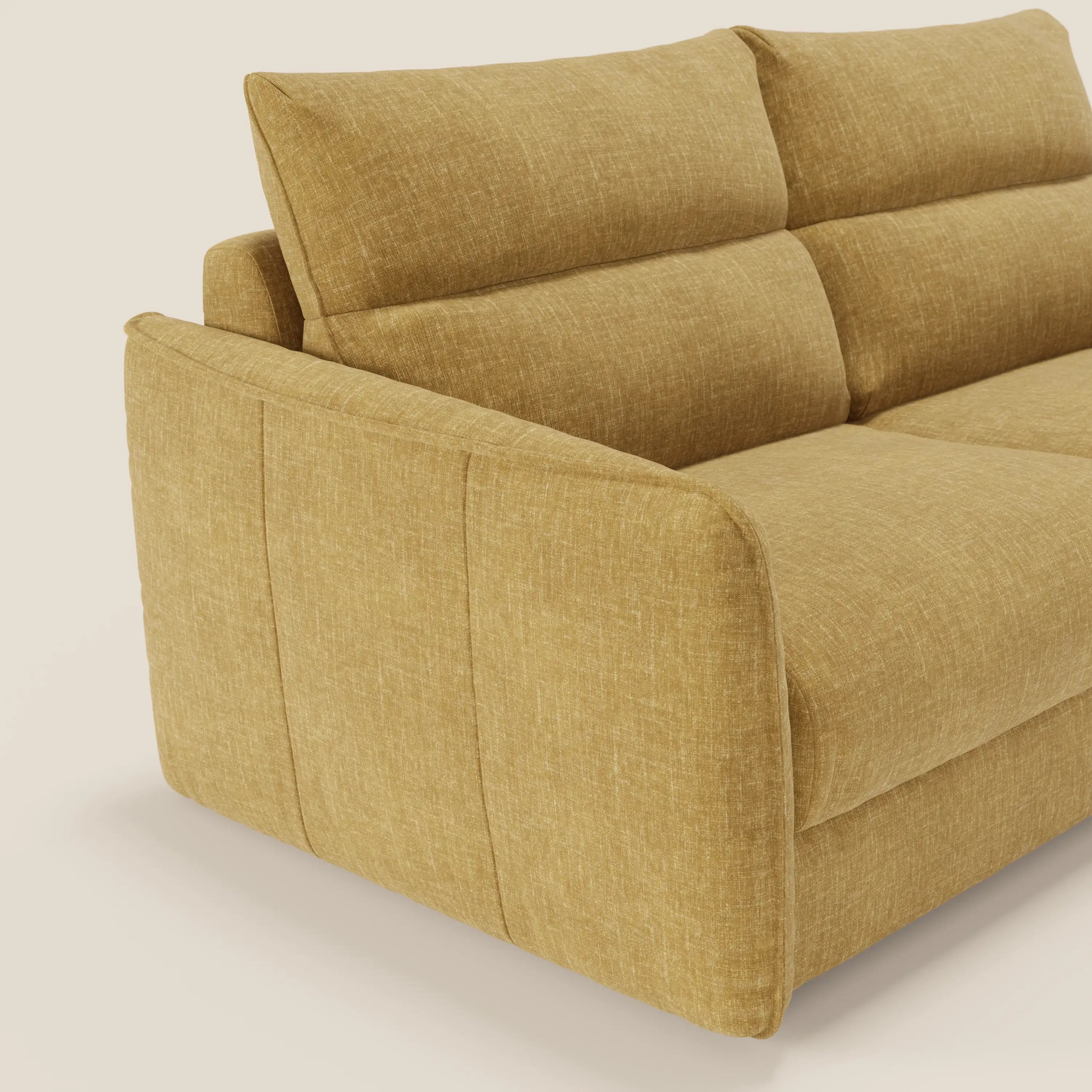 Vista laterale di Elios Divano letto di Divani.Store in giallo T24, caratterizzato da morbidi schienali imbottiti, moderni braccioli strutturati e rivestimento in tessuto facile da pulire, su uno sfondo chiaro.